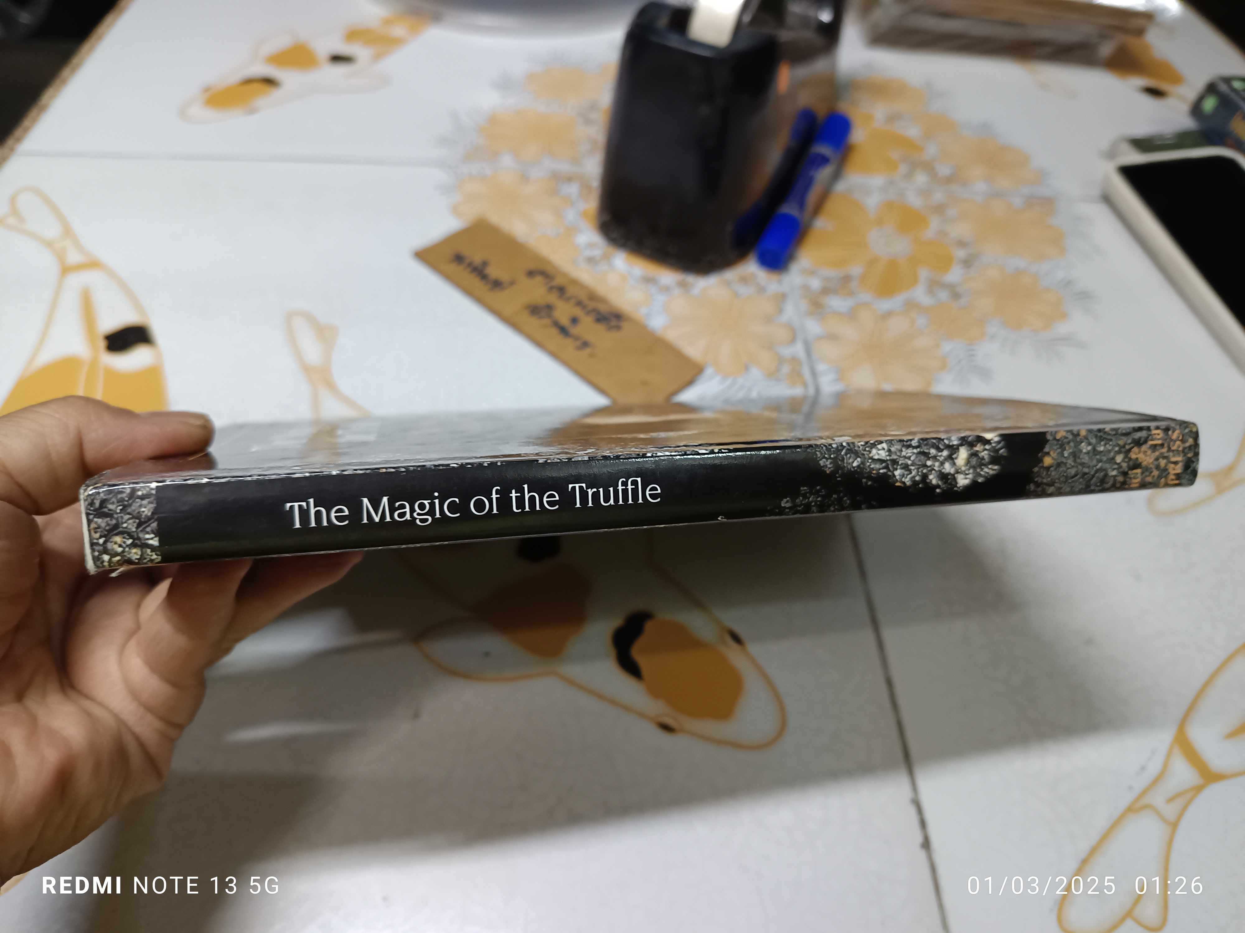 The Magic of the Truffle: The Favorite Recipes of Christian Etienne (มีลายเซ็นเจ้าของเดิม/ไม่แน่ใจว่าอาจจะเป็นลายเซ็นผู้เขียน))