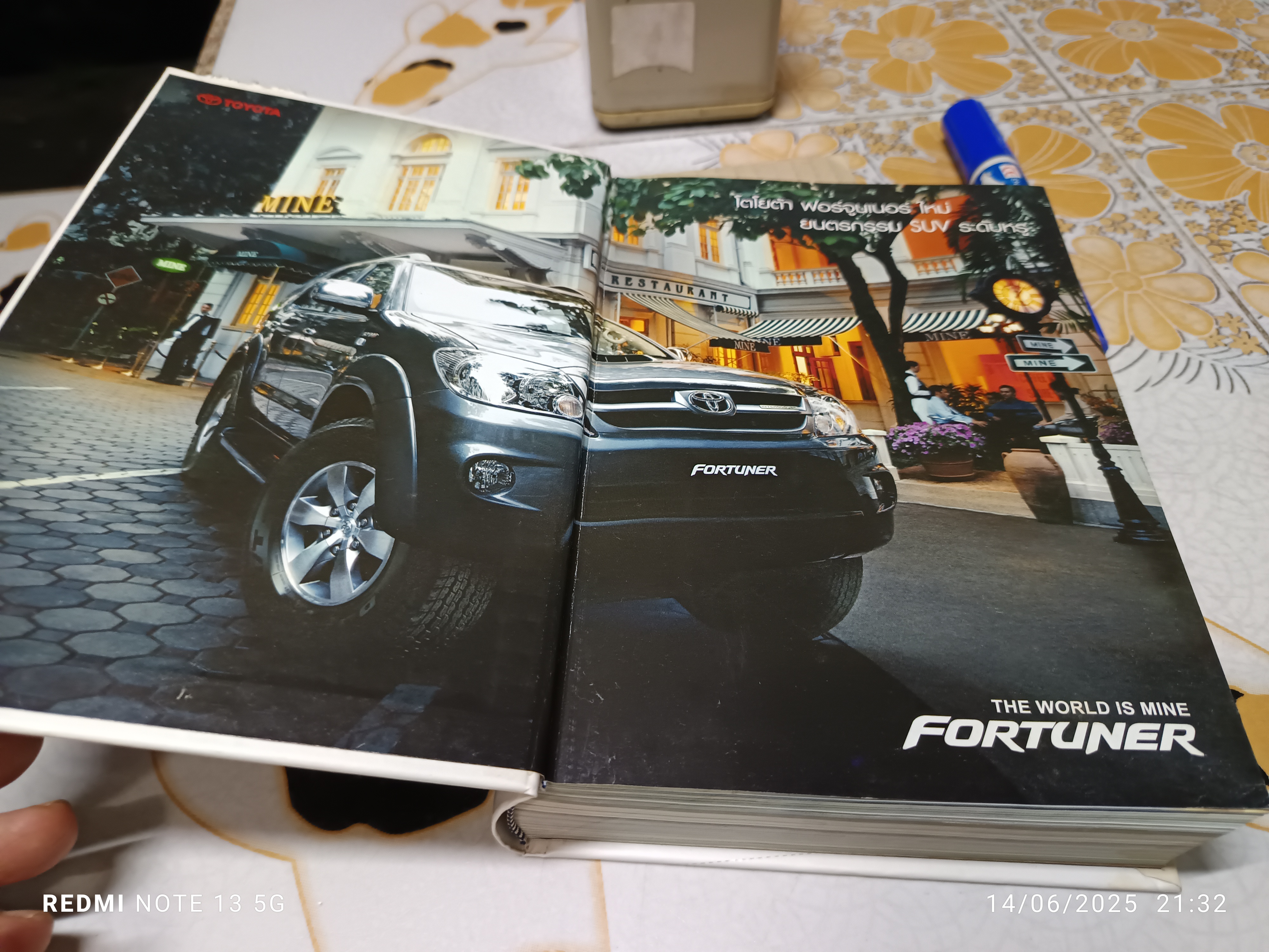 เที่ยวทั่วไทยไปกับฟอร์จูนเนอร์ ฉบับ 2 ภาษา ไทย-อังกฤษ (76 จังหวัด) **มีตำหนิ ที่สันหนังสือแหว่ง