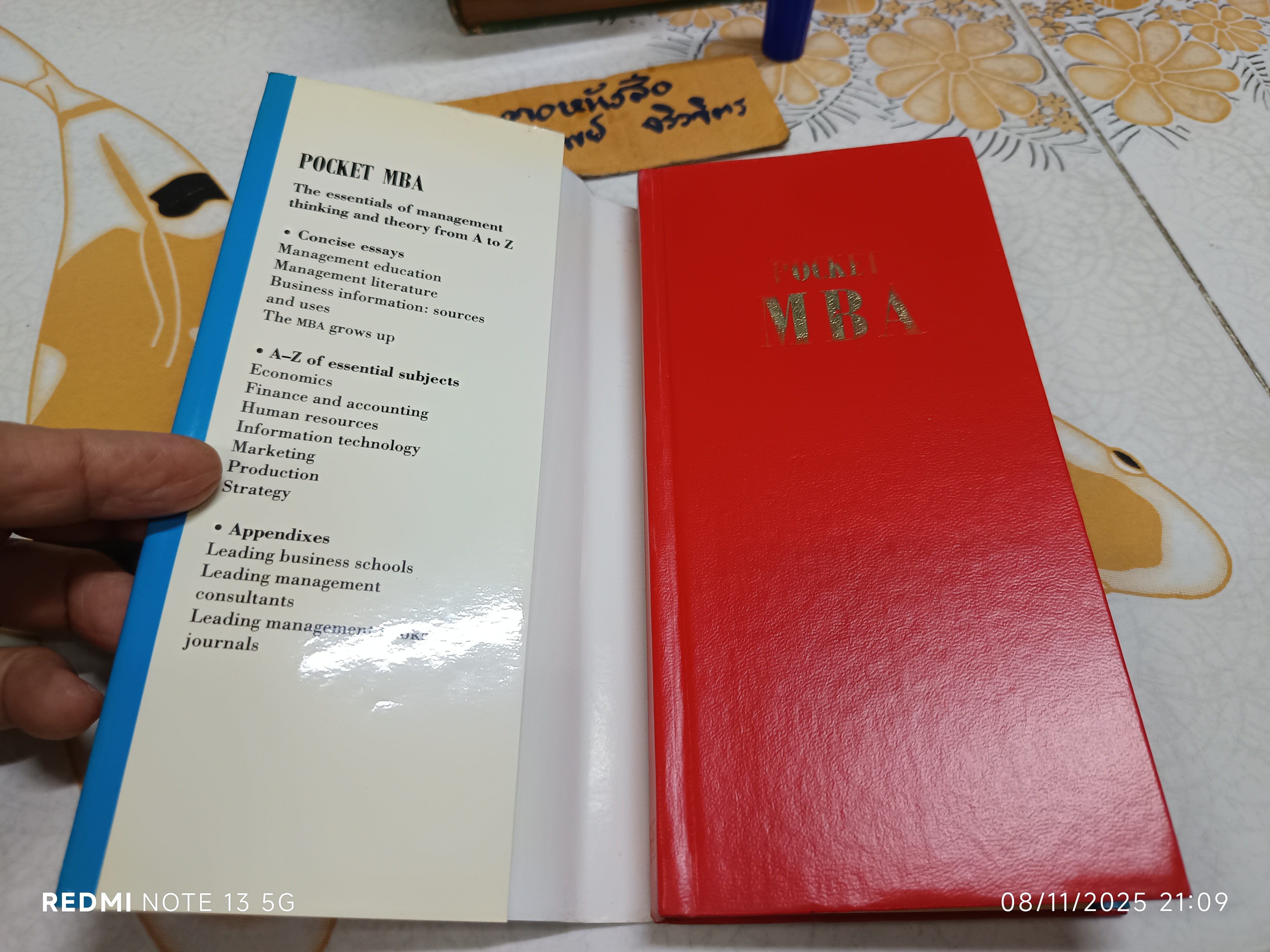 Pocket MBA The essentials of management thinking and theory from A to Z จัดพิมพ์โดย The Economist Books ปี 1992