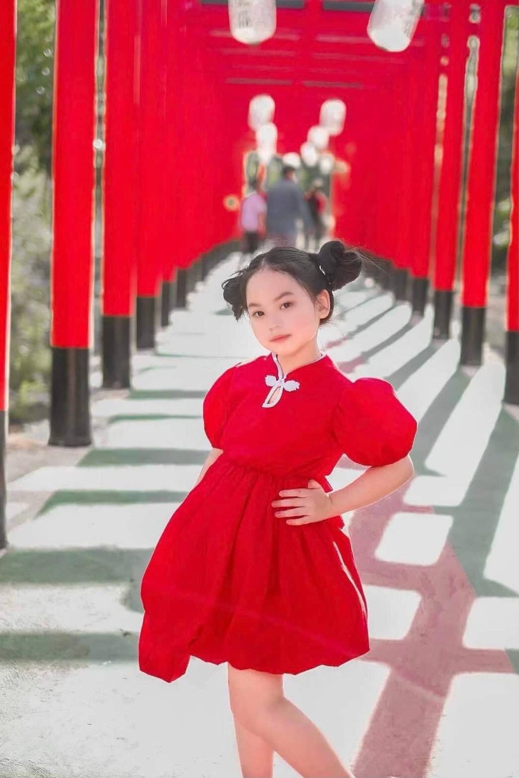 ชุดเด็กหญิงทรงบอลลูนสีแดง