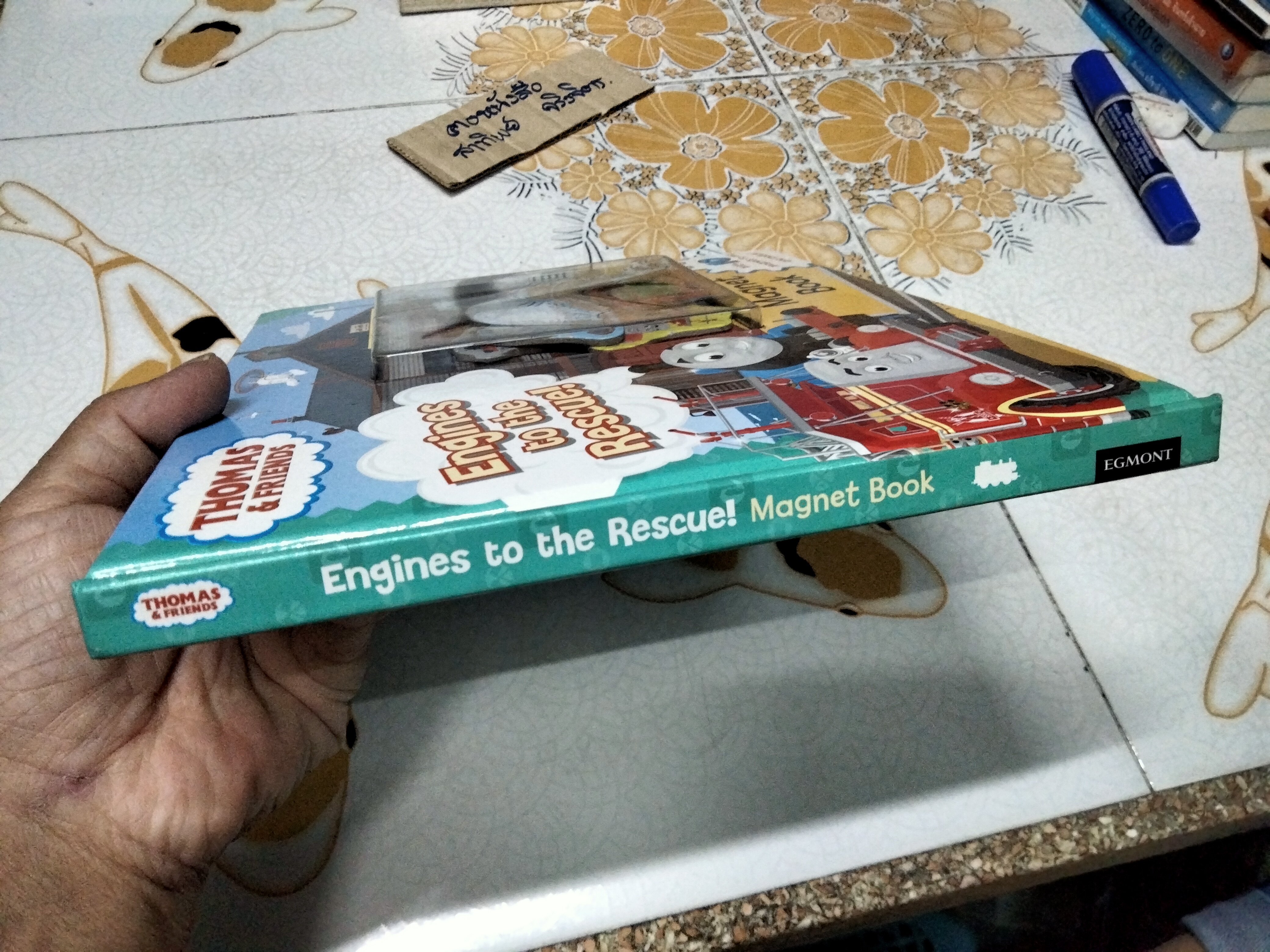 หนังสือโทมัส Thomas and friends - Magnet book ENGINES TO THE RESCUE ! ตัวแม่เหล็กมีแค่ 5 ชิ้น (ครบชุด 10 ชิ้น)