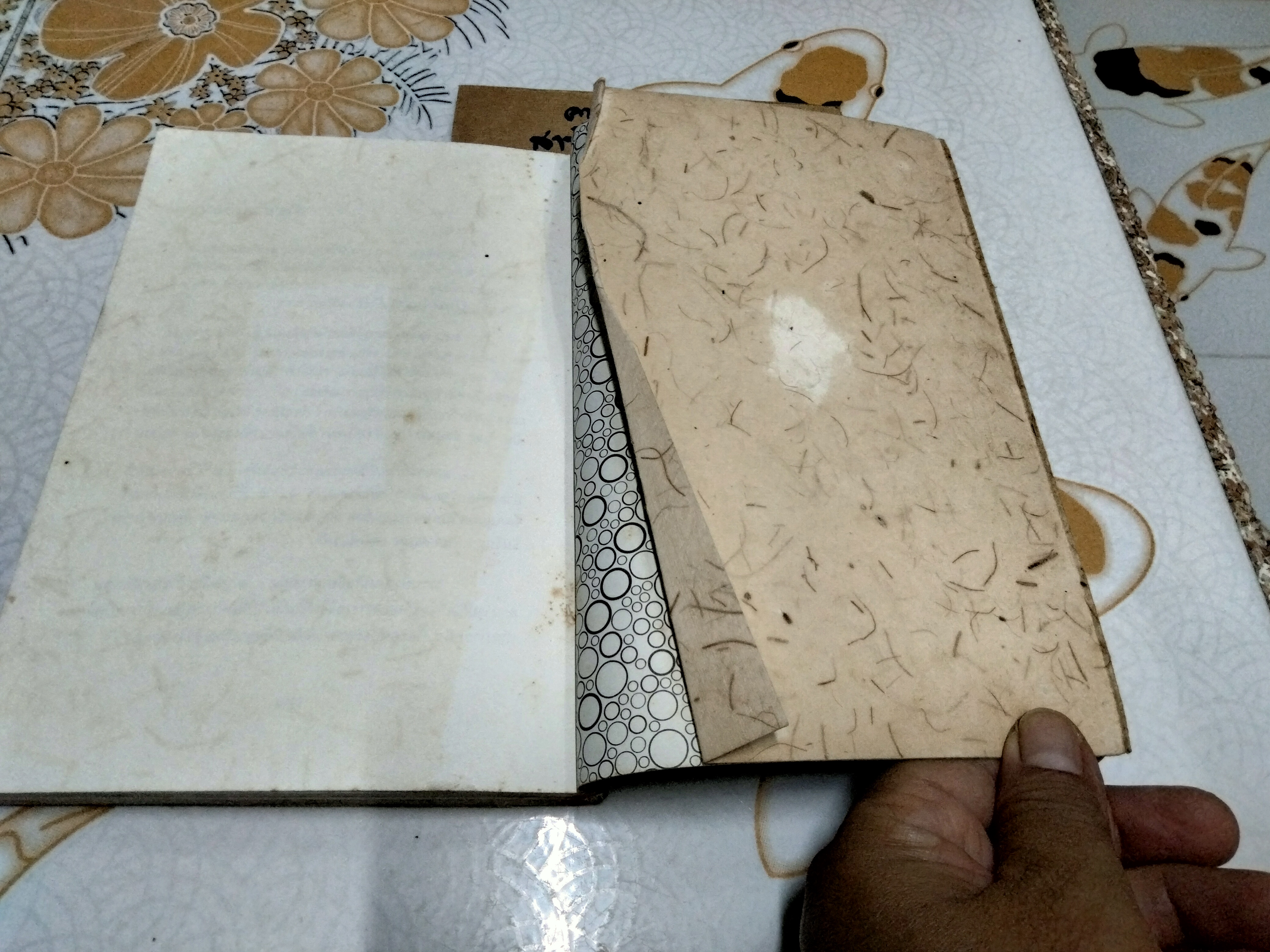 วงกลมกลับหัว - อาจารย์เซน (ต้าหุย) กิลเบิร์ต , อาจารย์โสรีช์ โพธิ์แก้ว แปล พิมพ์ครั้งแรก สิงหาคม 2533 **สินค้าหมด**