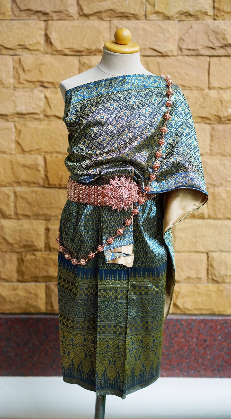 ชุดไทยเด็กหญิง สไบผ้าพิมทองพร้อมผ้าถุง