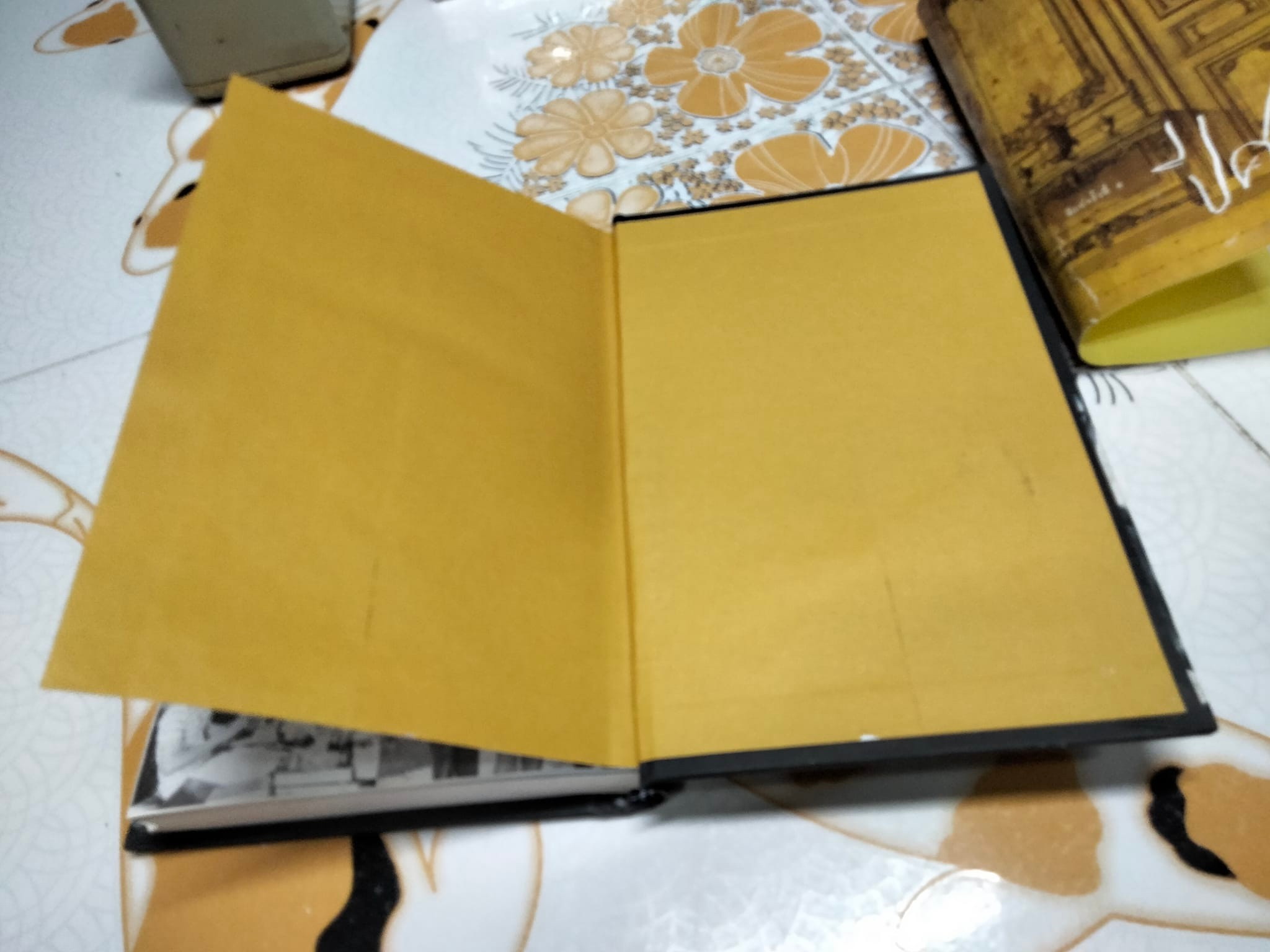 ปีศาจ (ปกแข็ง) เสนีย์ เสาวพงศ์ ** หนังสือตำหนิโดนน้ำ ตัวเล่มเป็นลอน มีคราบน้ำ