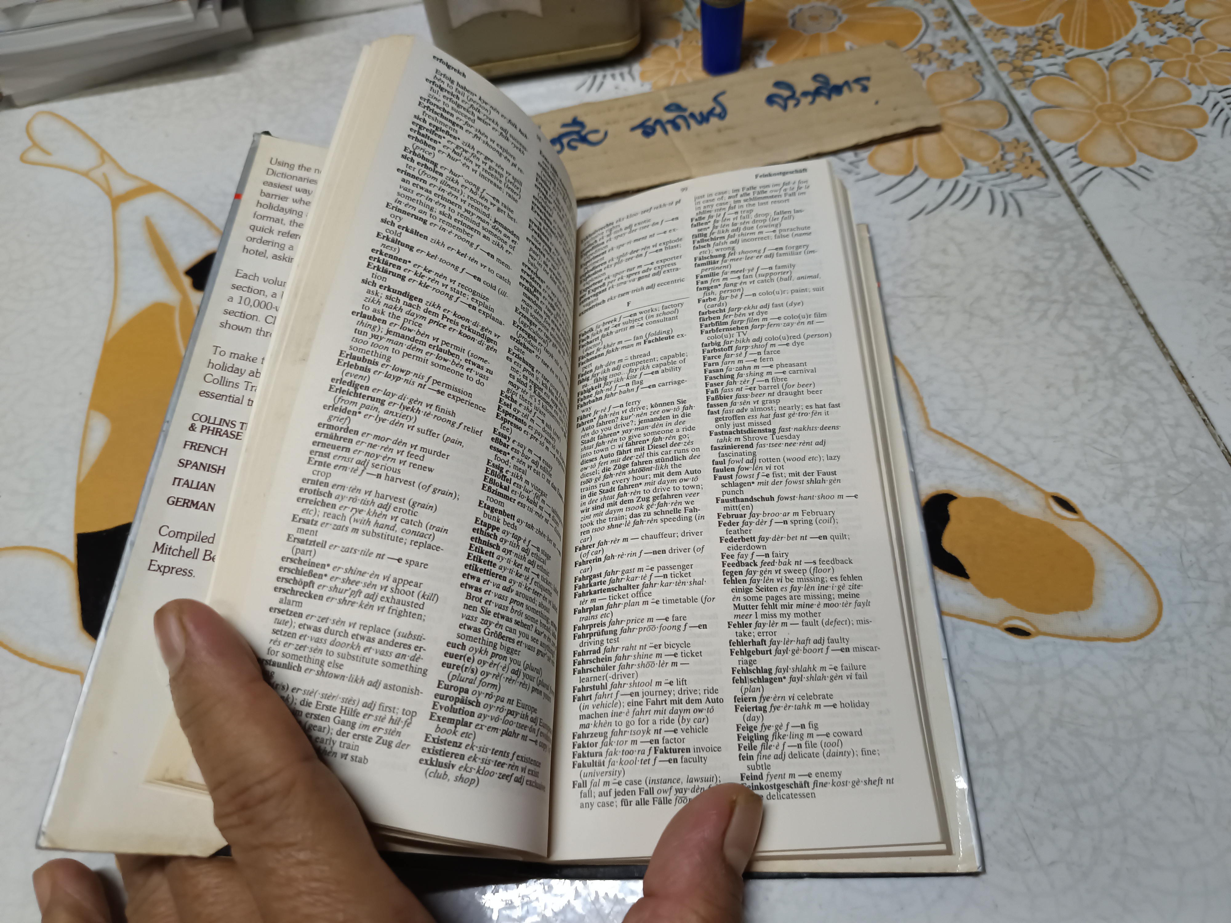 Collins : German Traveller' s Dictionary & Phrase Book ,1983