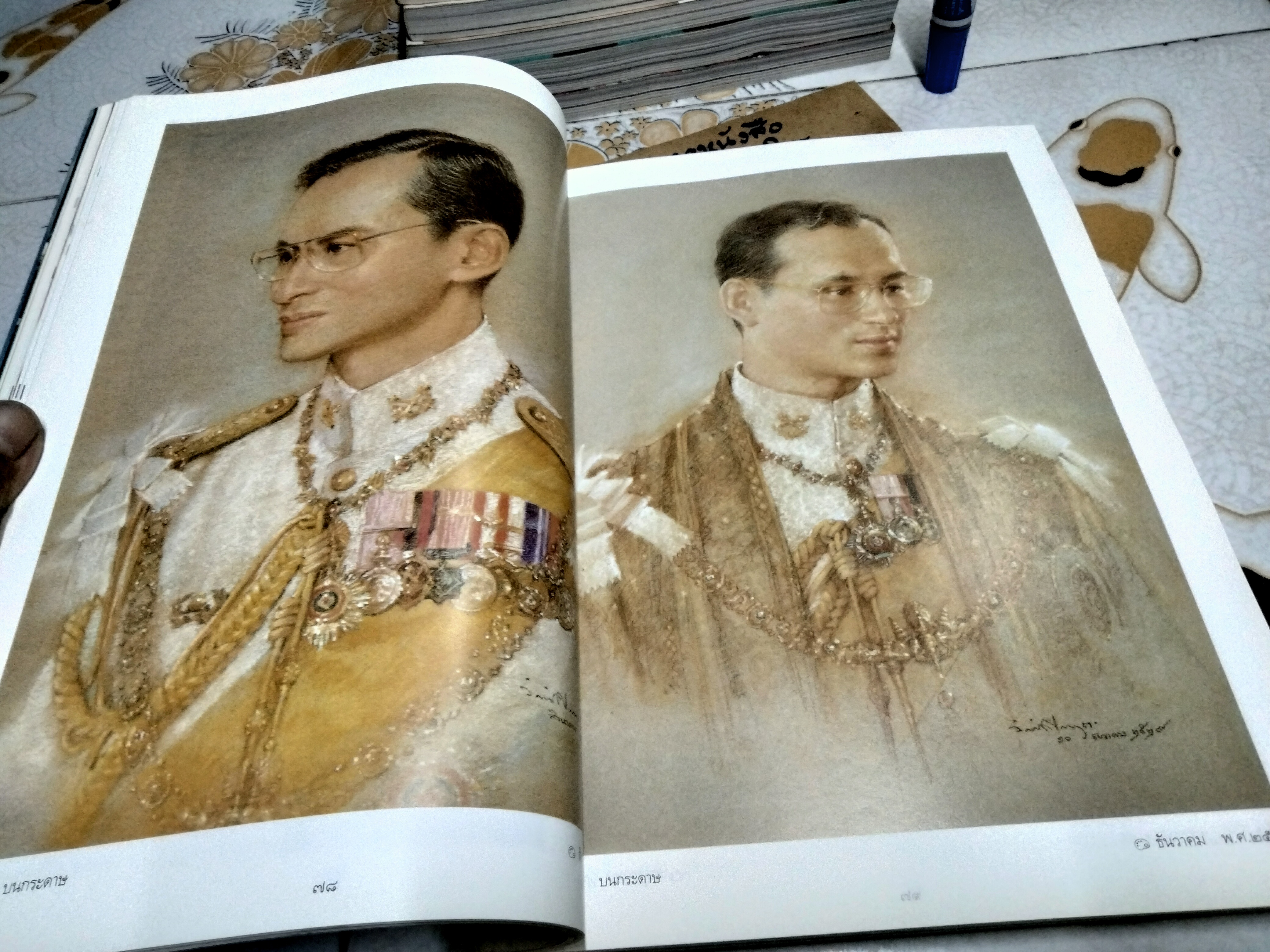 นิตยสารพลอยแกมเพชร ฉบับที่ 189 - 15 ธันวาคม 2542 ปก พระบรมสาทิสลักษณ์ พระบาทสมเด็จพระเจ้าอยู่หัวภูมิพลอดุลยเดช , ฝีมือ อ.จักรพันธ์ โปษยกฤต