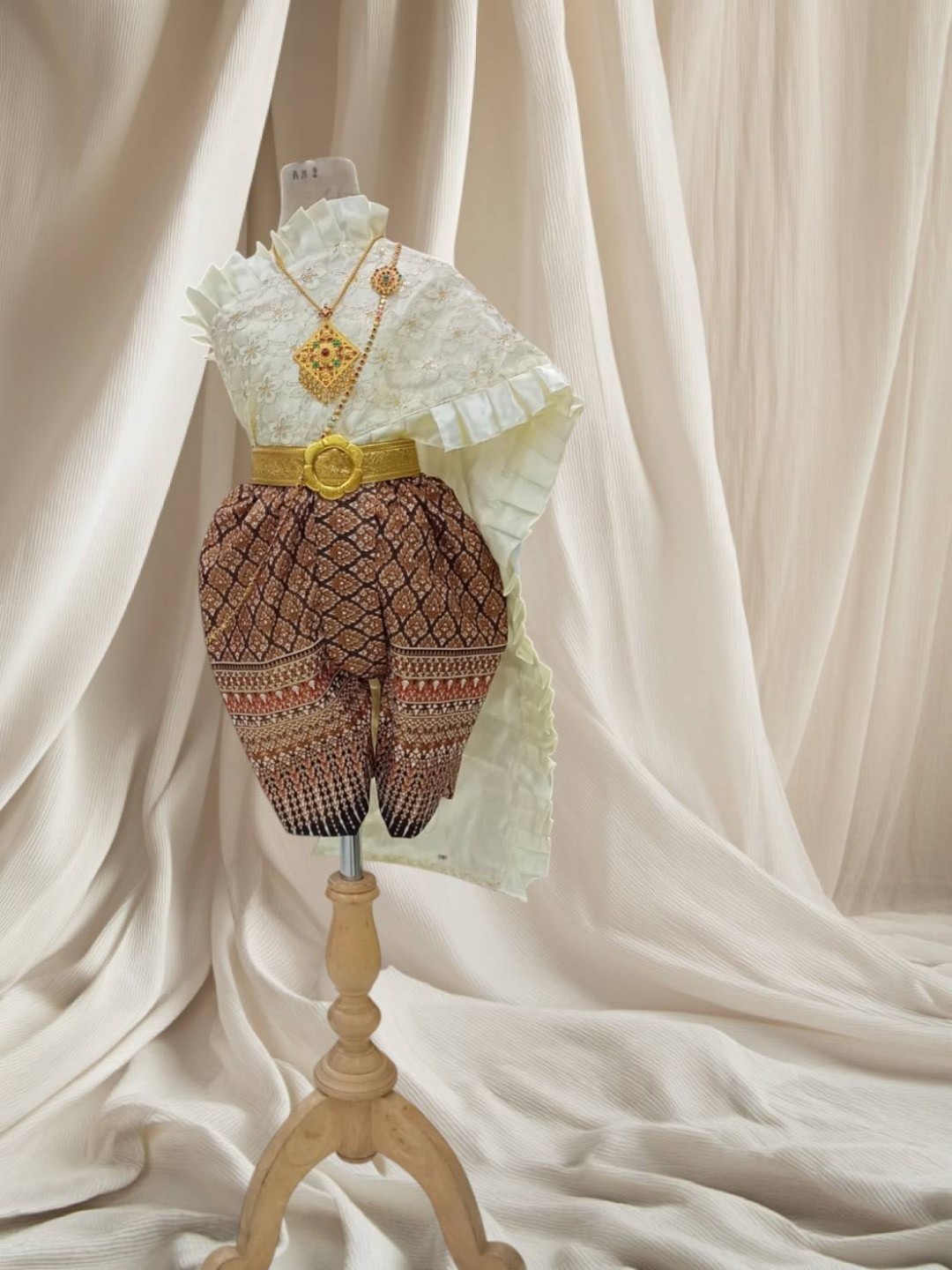 ชุดไทยเด็กหญิงสไบกับโจง พร้อมเข็มขัด สังวาลย์ เข็มกลัด