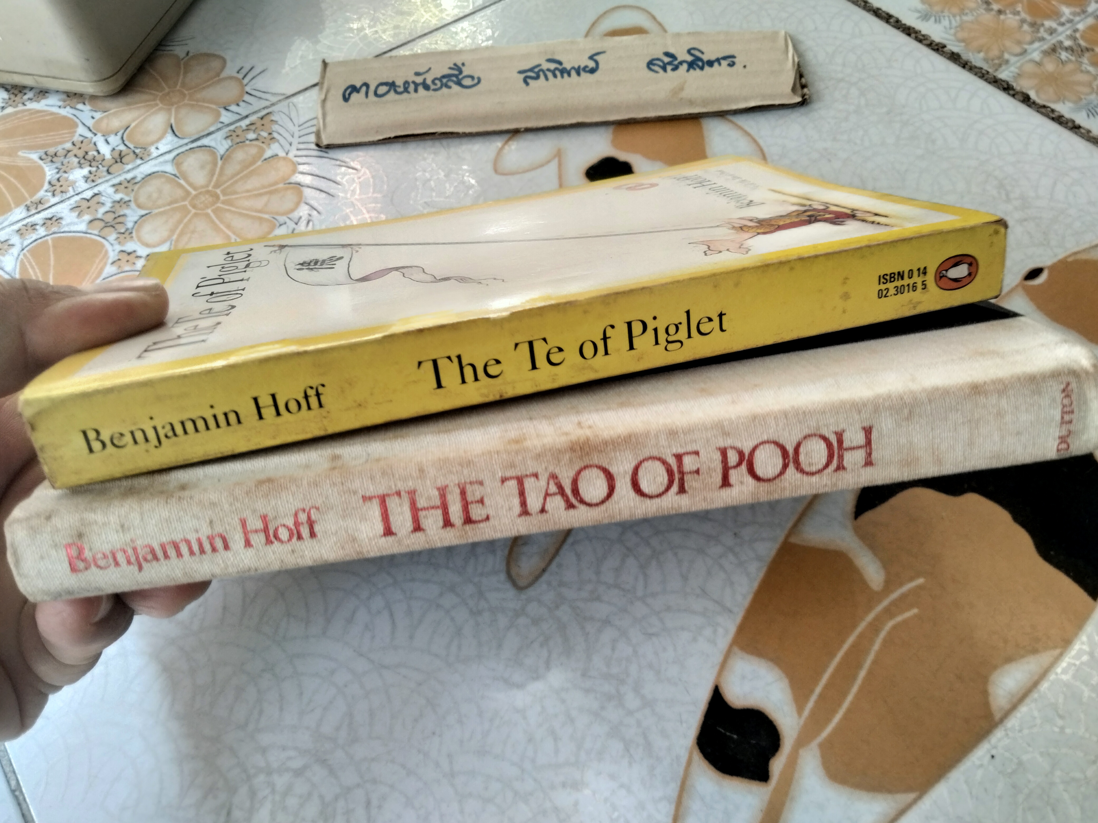 The Tao of Pooh (ปกแข็ง - ไม่มีใบหุ้มปก) + The Te of Piglet (ปกอ่อน) ขายรวม 2 เล่ม / Benjamin Hoff **สินค้าหมด**