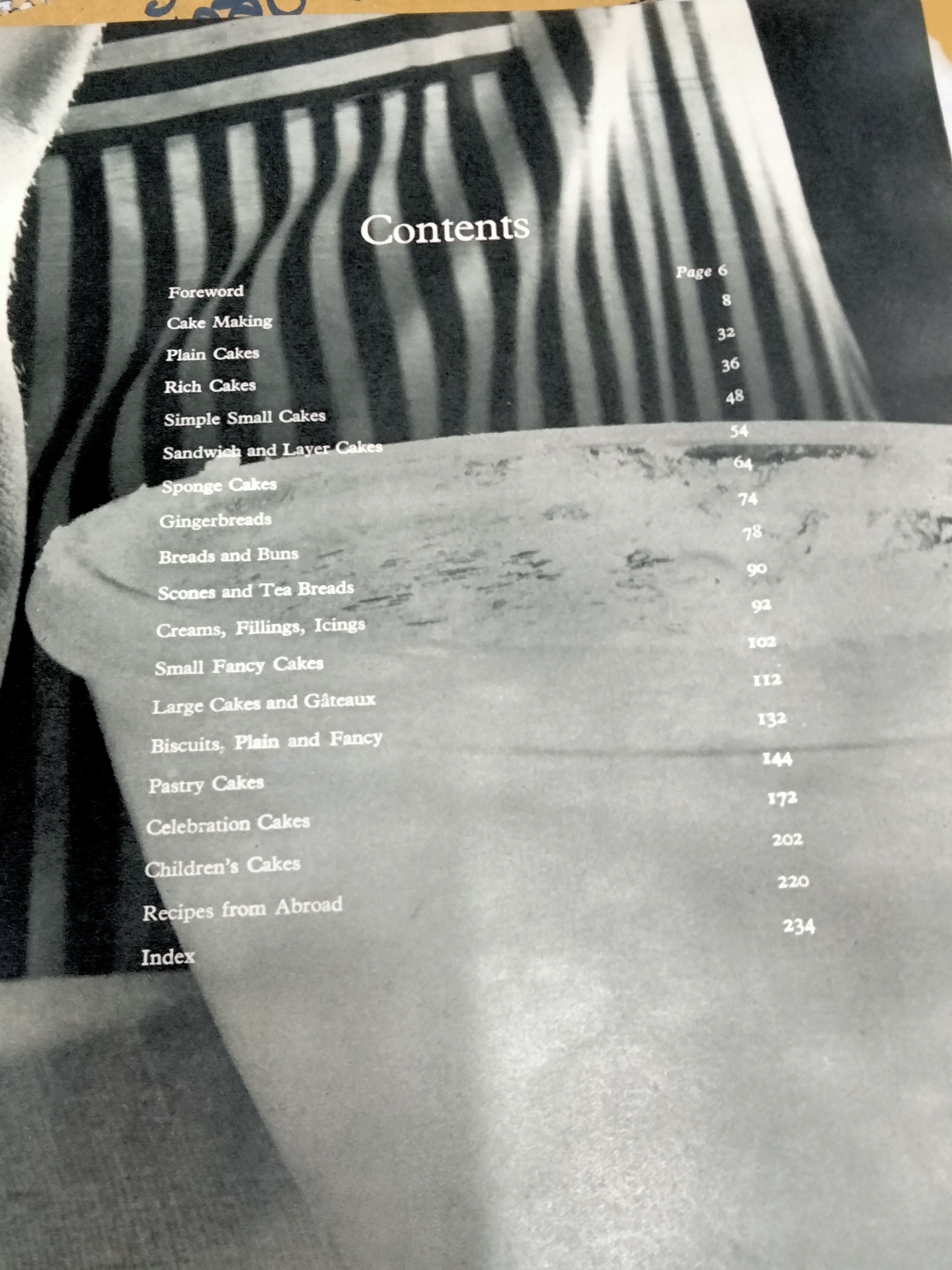 GOOD HOUSEKEEPING'S - CAKES & PASTIES FIRST PUBLISHED 1960, LOOK VINTAGE **สินค้าหมด**