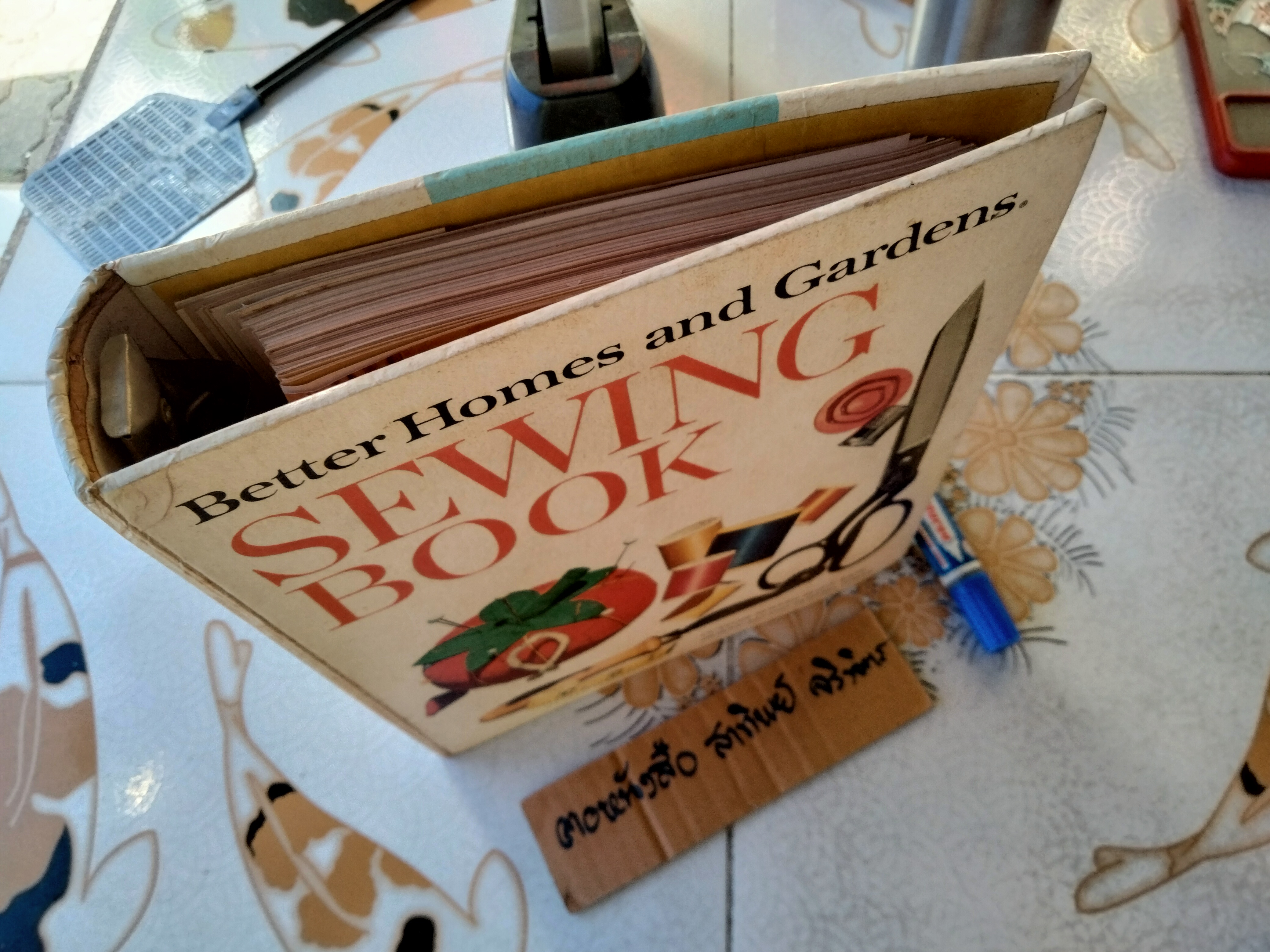 SEWING BOOK BETTER Homes & Gardens Vintage 1970 (ปกแข็ง สันห่วงเหล็ก)