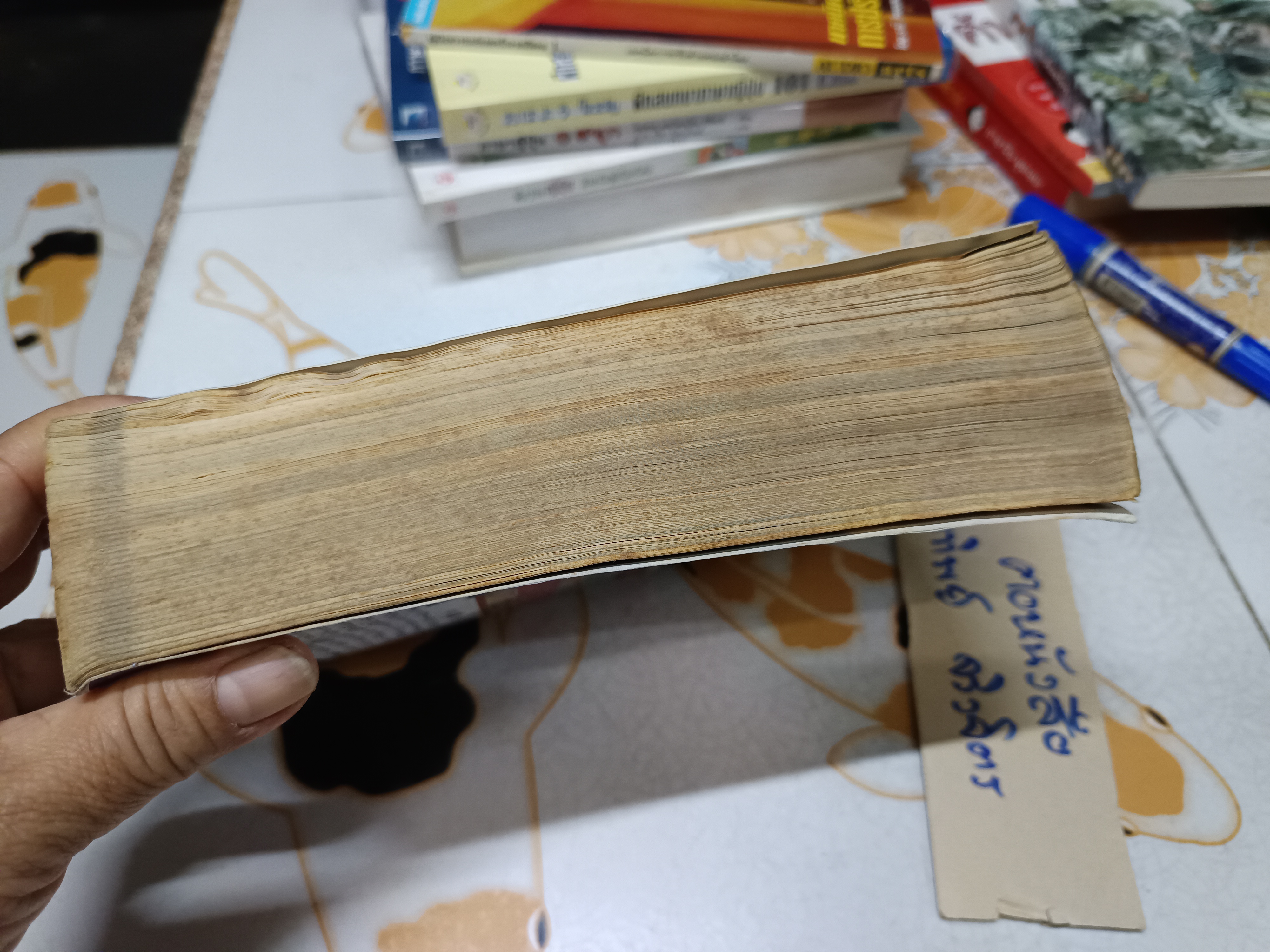 ห้องเรียน โรงเรียนสอนเล่นหุ้น เล่ม 1 โดย ชาย กิตติคุณาภรณ์ และคณะ พิมพ์ปีพ.ศ 2558 **เนื้อกระดาษเหลือง (สินค้าหมด)