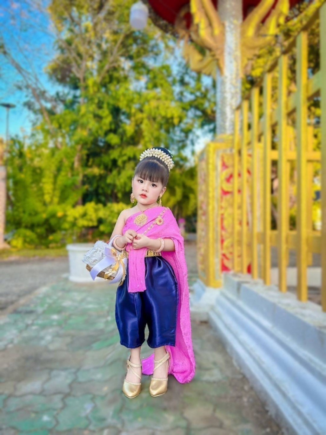 ชุดไทยเด็กหญิง สไบสีหวานกับโจงสีพื้น