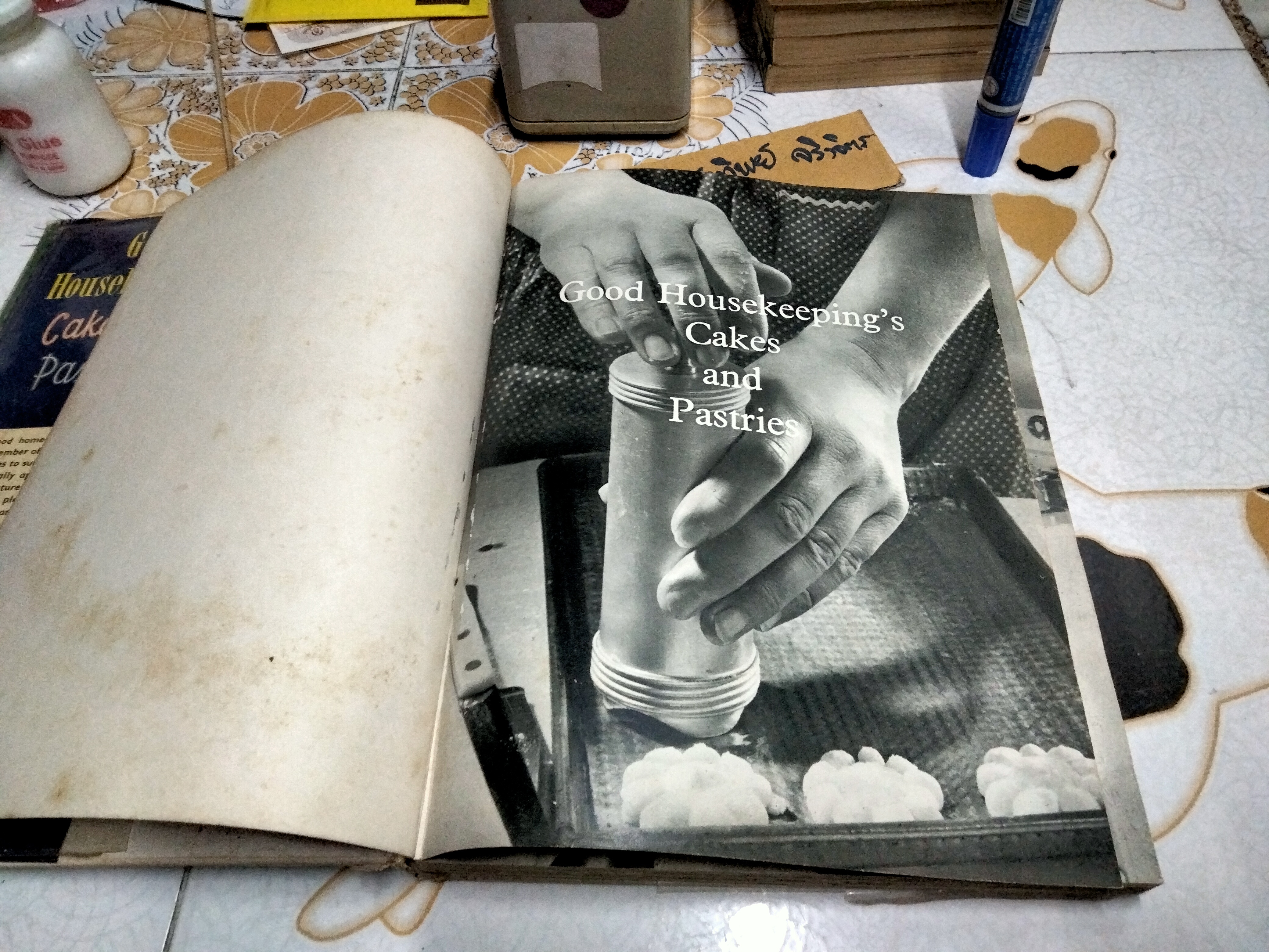 GOOD HOUSEKEEPING'S - CAKES & PASTIES FIRST PUBLISHED 1960, LOOK VINTAGE **สินค้าหมด**