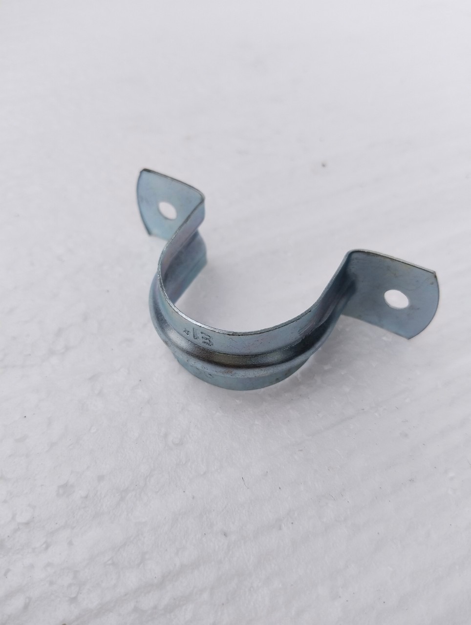 แคล้มโอห์ม แคล้มจับท่อบาง 2 ขา แคล้มเหล็กขาคู่ที่ใช้สำหรับ ยึดท่อบาง EMT เข้ากับเพดานหรือผนังของอาคาร ใช้ติดตั้งได้ทั้งภายในและภายนอกตัวอาคาร