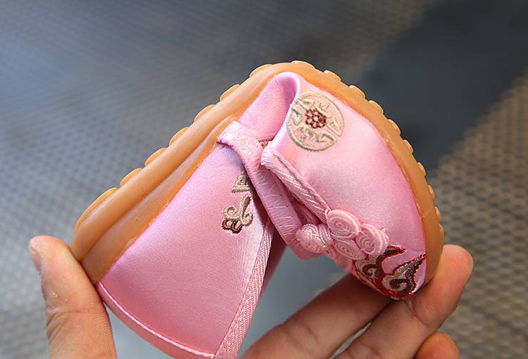 รองเท้าเด็กหญิงสไตล์จีน ลายกระดุมหน้า