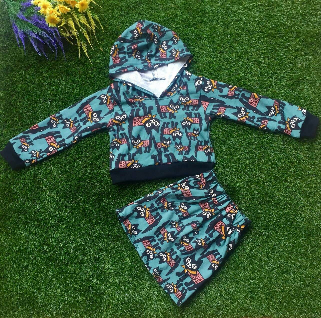 set เสื้อฮู๊ดกับกระโปรงลายแมว สำหรับเด็ก