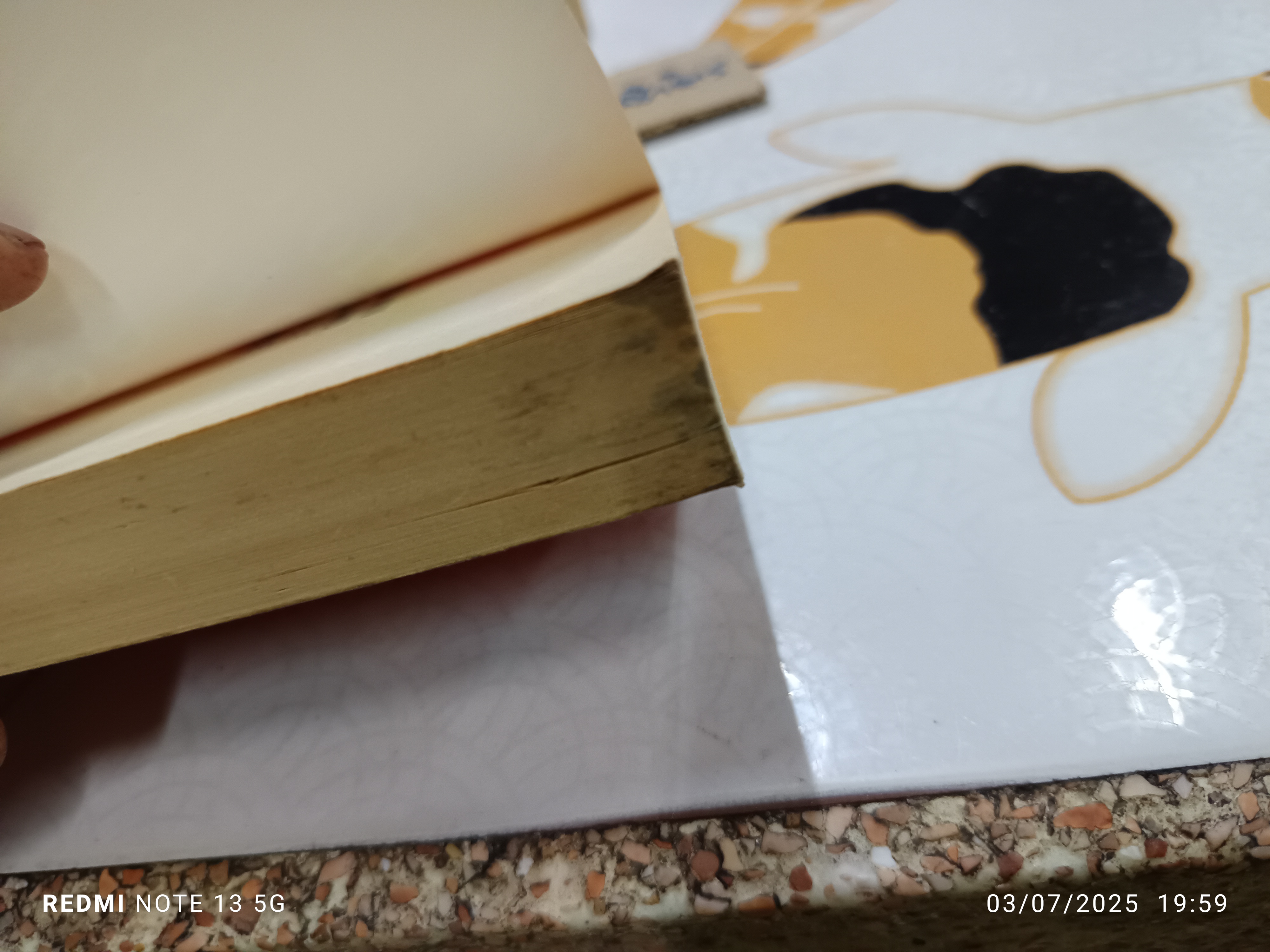 How to Win Friends & Influence People (Dale Carnegie ) **มีรอยเปื้อนที่มุมหนังสือ (ตามรูป)