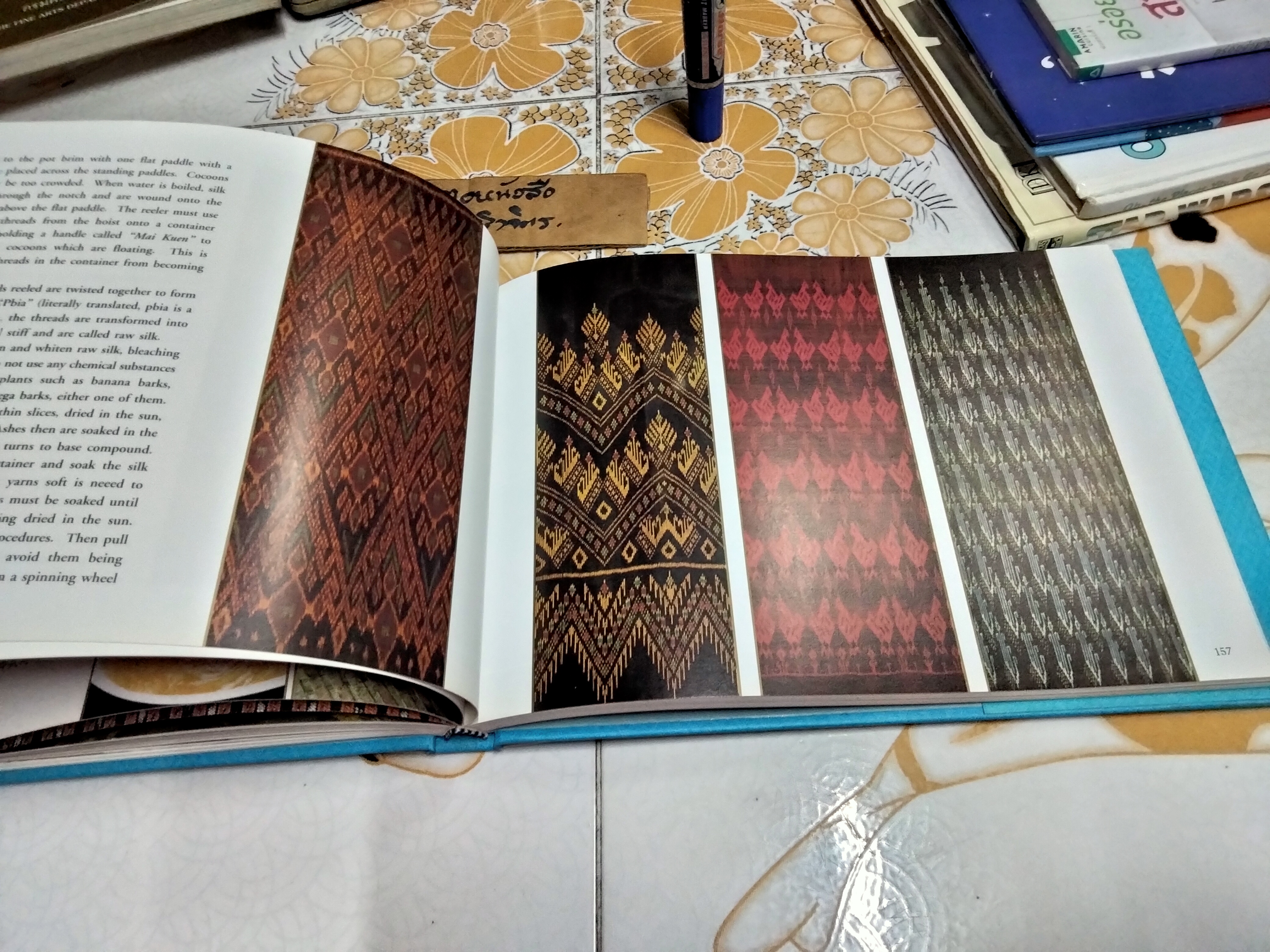 หนังสือ มูลนิธิส่งเสริมศิลปาชีพ ในสมเด็จพระนางเจ้าสิริกิติ์ พระบรมราชินีนาถ The Support Foundation of Her Majesty Queen Sirikit of Thailand พิมพ์ครั้งที่ 2/2548 (3 ภาษา ไทย อังกฤษ จีน)