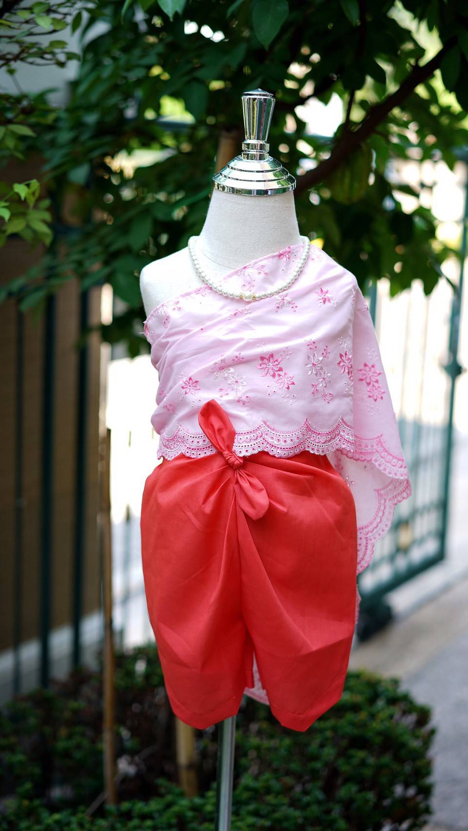 ชุดไทยเด็ก สไบลายดอกไม้กับโจงจับจีบ