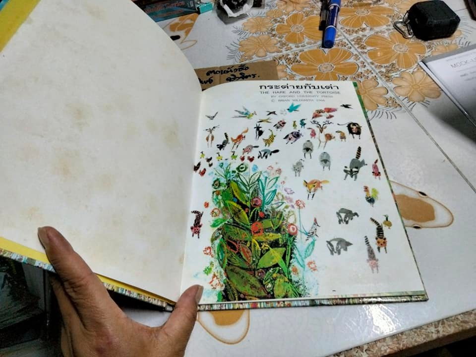 กระต่ายกับเต่า (ปกแข็ง-ภาษาไทย) THE HARE AND THE TORTOISE นิทานของลาฟองเตน -ไบรอัน ไวล์ดสมิธ ภาพ - อริยา ไพฑูรย์ แปล , ตำหนิ มีรอยปลวก