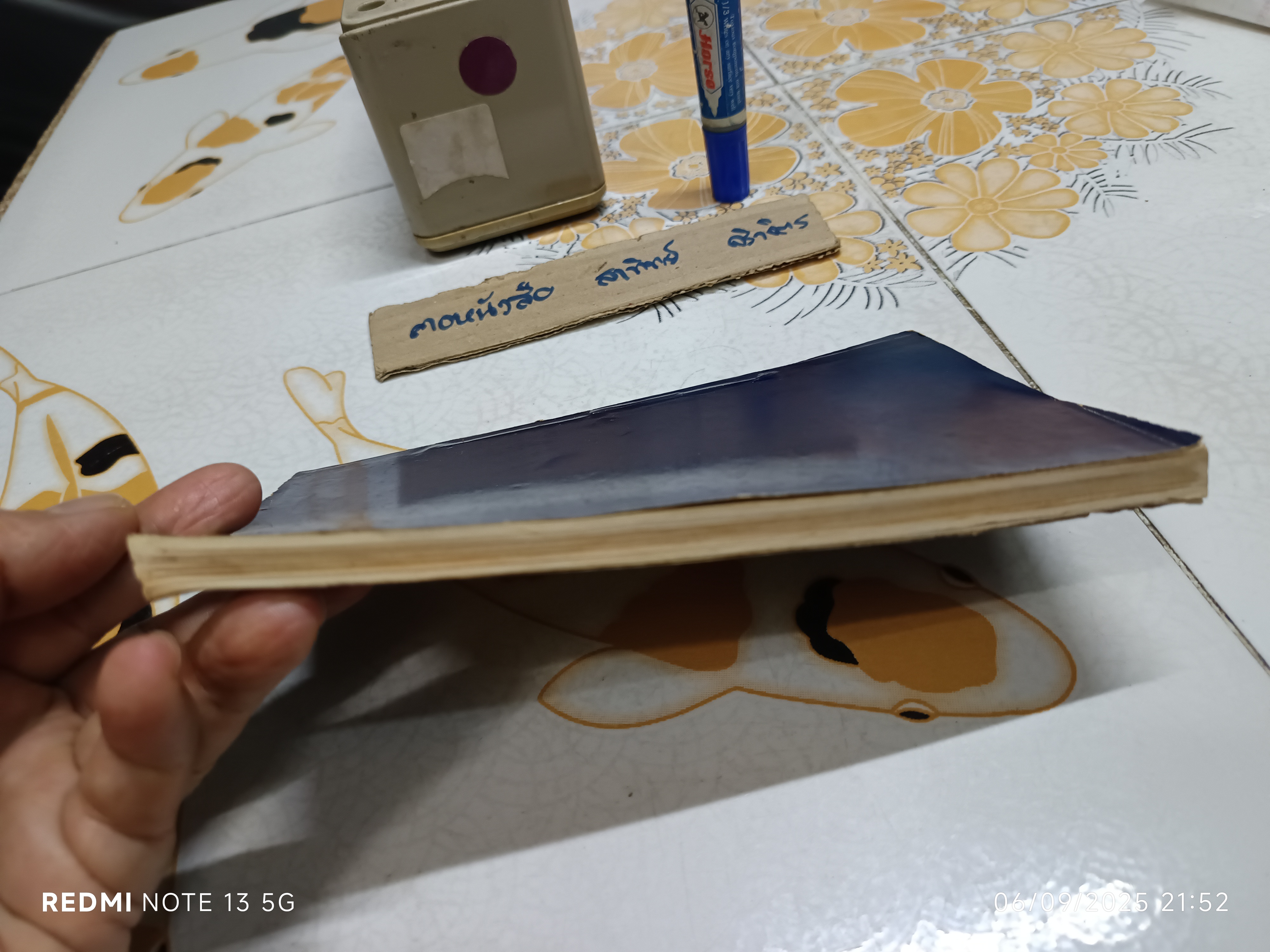 คู่มือการพับผ้าเช็ดมือ โรงเรียนจ่าพลาธิการ พ.ศ. 2499 ซึ่งเป็นคู่มือเกี่ยวกับการพับผ้าขนหนูหรือผ้าเช็ดมือ