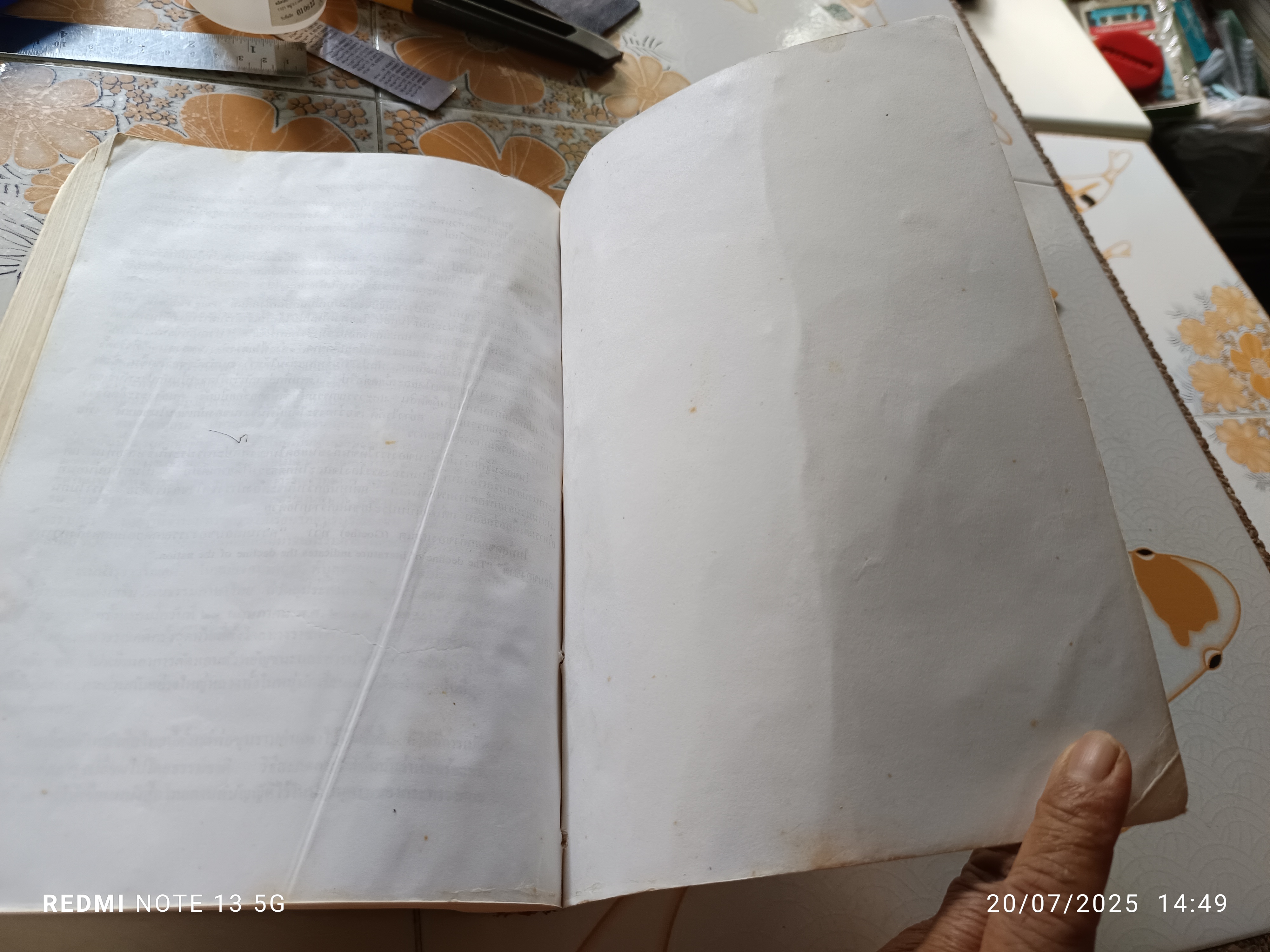 ประวัติวรรณคดีไทย โดย เปลื้อง ณ นคร **หนังสือจำหน่ายจากห้องสมุด / สภาพพอใช้ ** ติดเทปผ้าที่สันหนังสือ