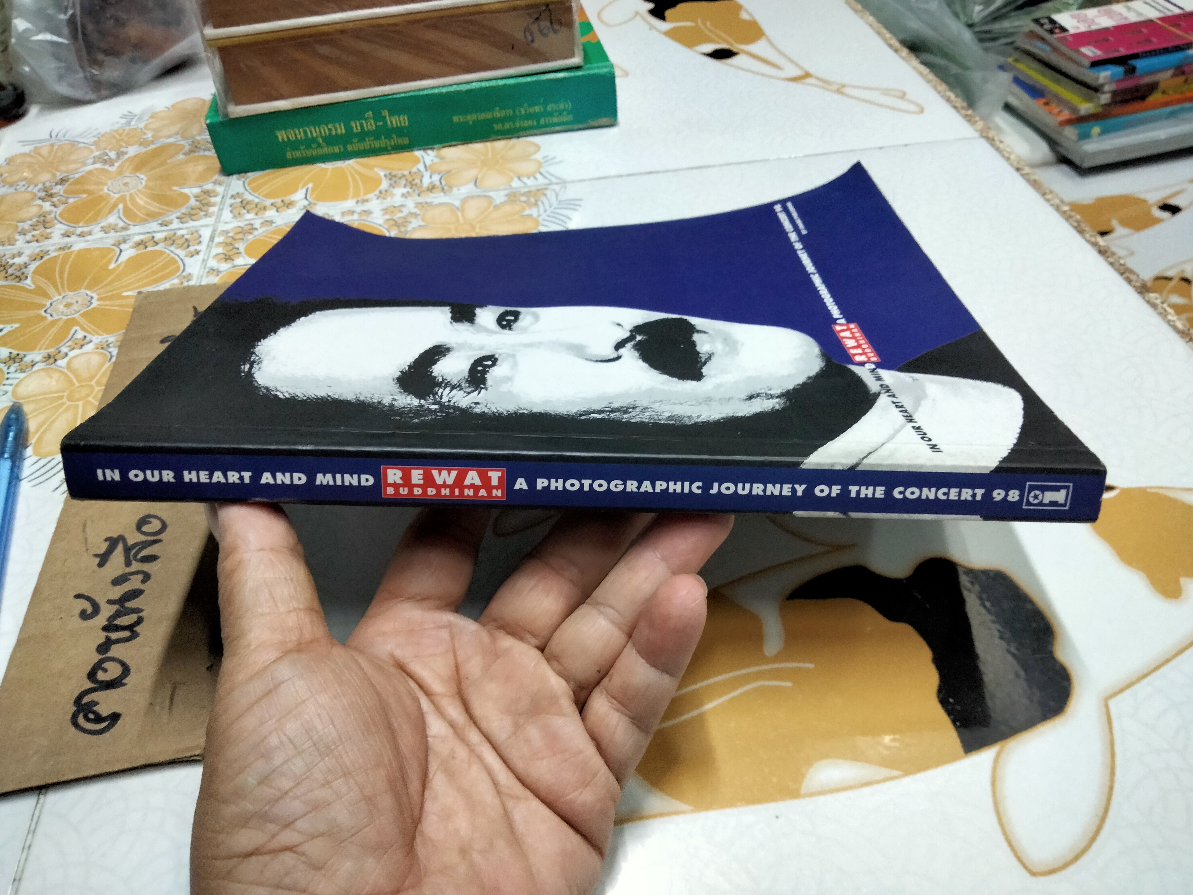 หนังสือ In Our Heart and Mind REWAT BUDDHINAN Photographic Journey of the Concert 98 BY IMAGE PUBLISHING