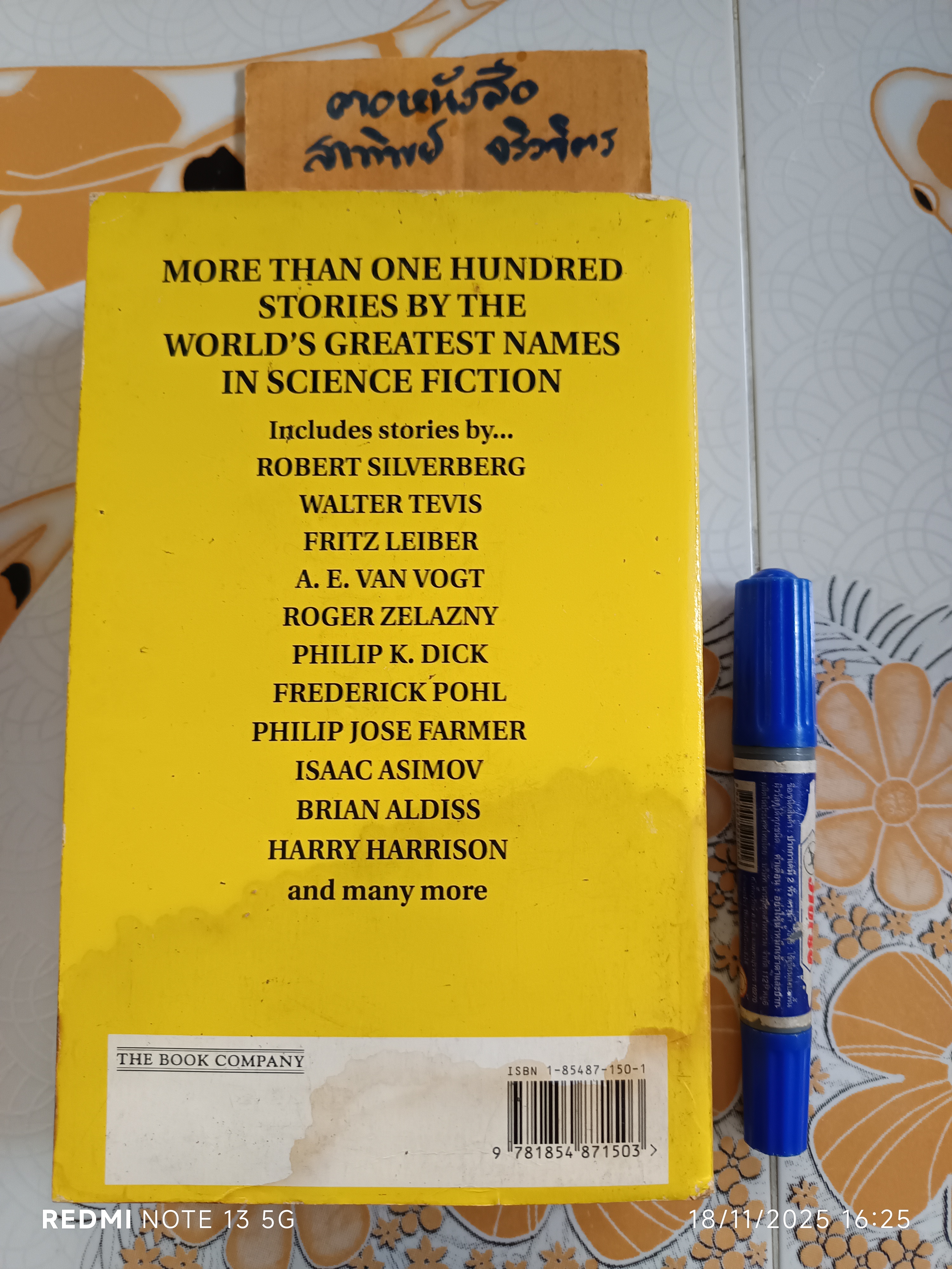 The Giant Book of Science Fiction Stories Edited by Isaac Asimov ,Magpie Books in 1992 (หนังสือมีคราบน้ำ)