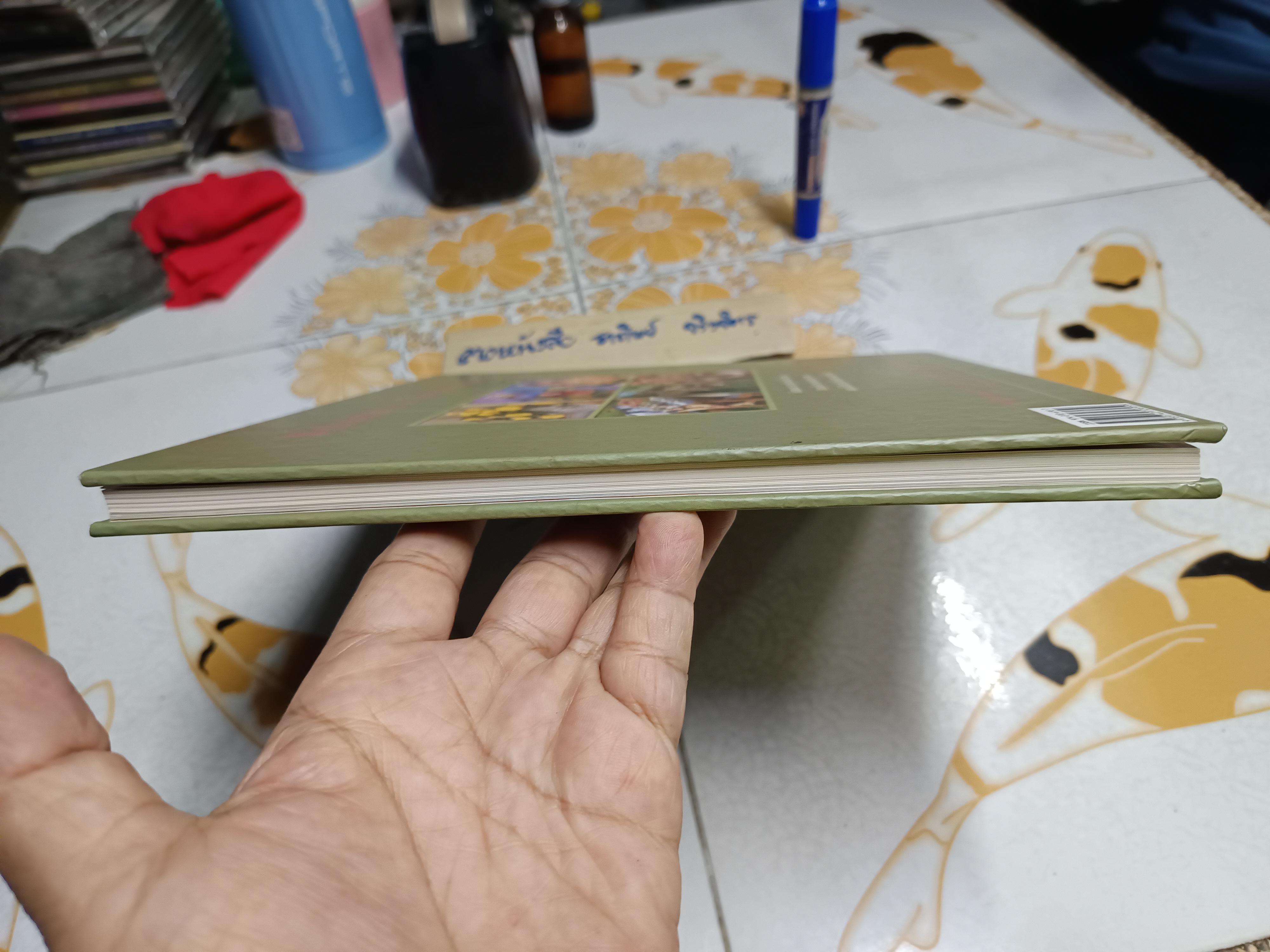 จัดดอกกุหลาบ ราชินีแห่งมวลดอกไม้ โดย กีรติ ชนา พิมพ์ครั้งแรกพ.ศ 2545