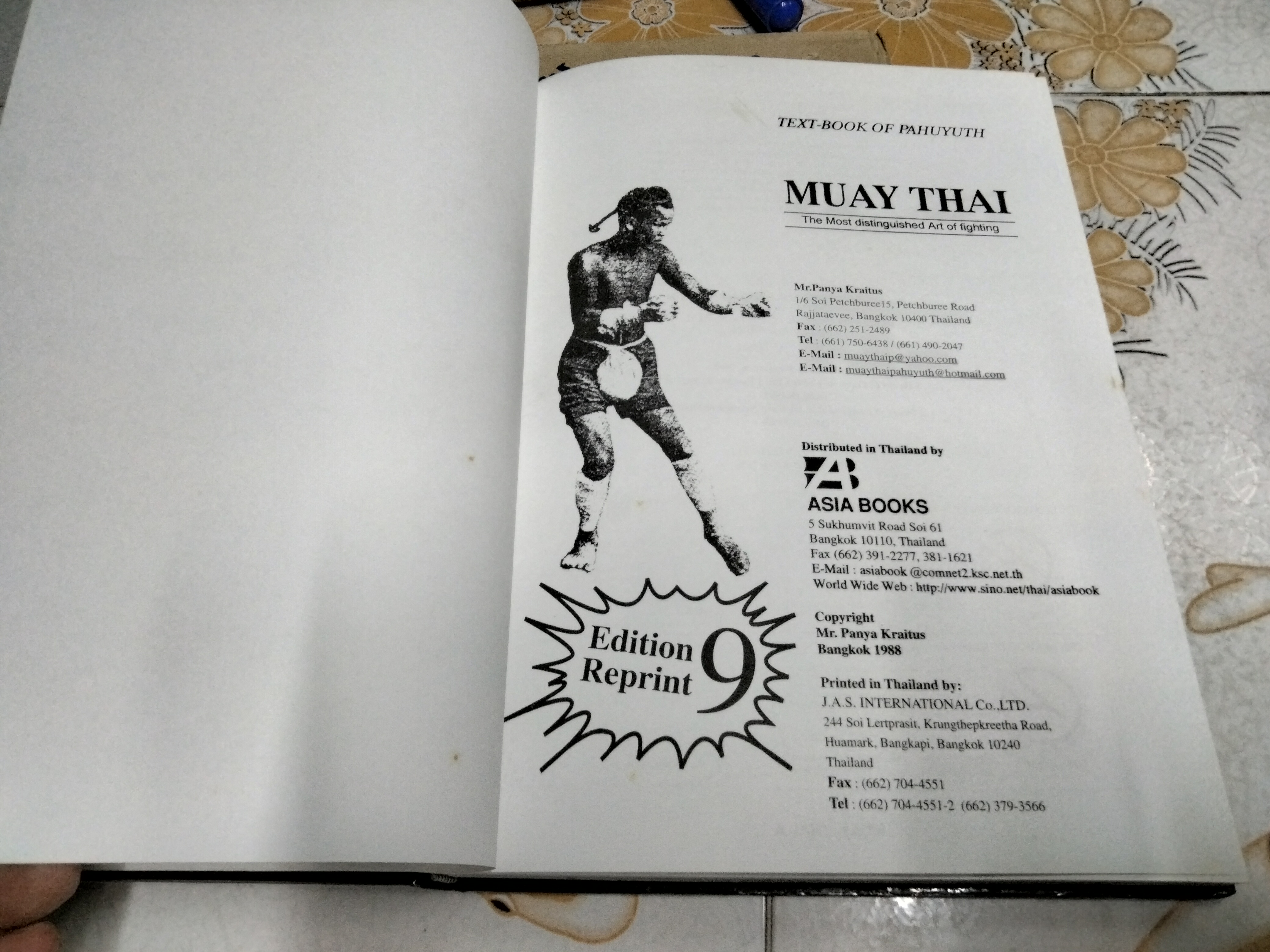 MUAY THAI : TEXT-BOOK OF PAHUYUTH **ฉบับภาษาอังกฤษ (ปกแข็ง) **สินค้าหมด**