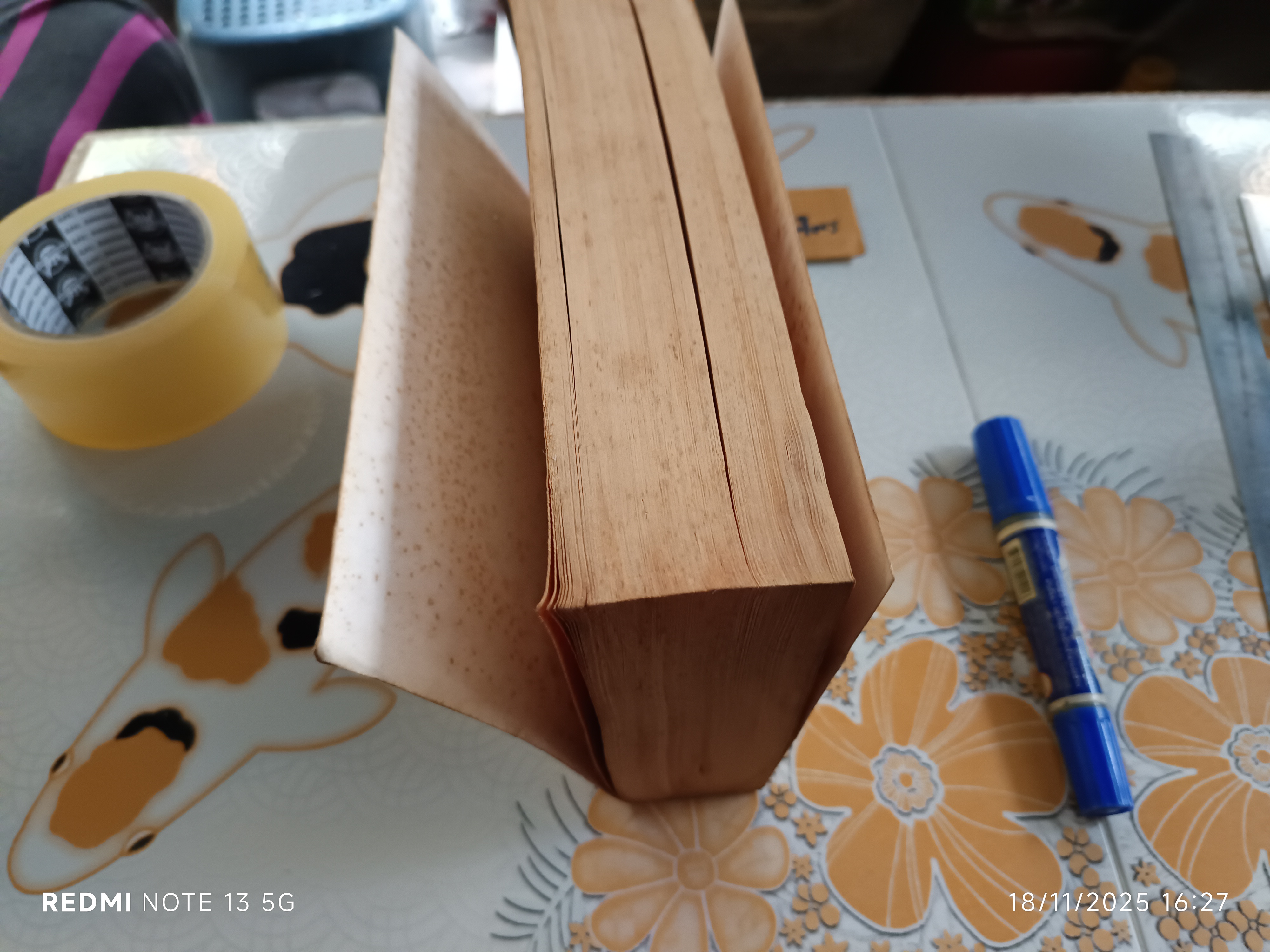 The Giant Book of Science Fiction Stories Edited by Isaac Asimov ,Magpie Books in 1992 (หนังสือมีคราบน้ำ)