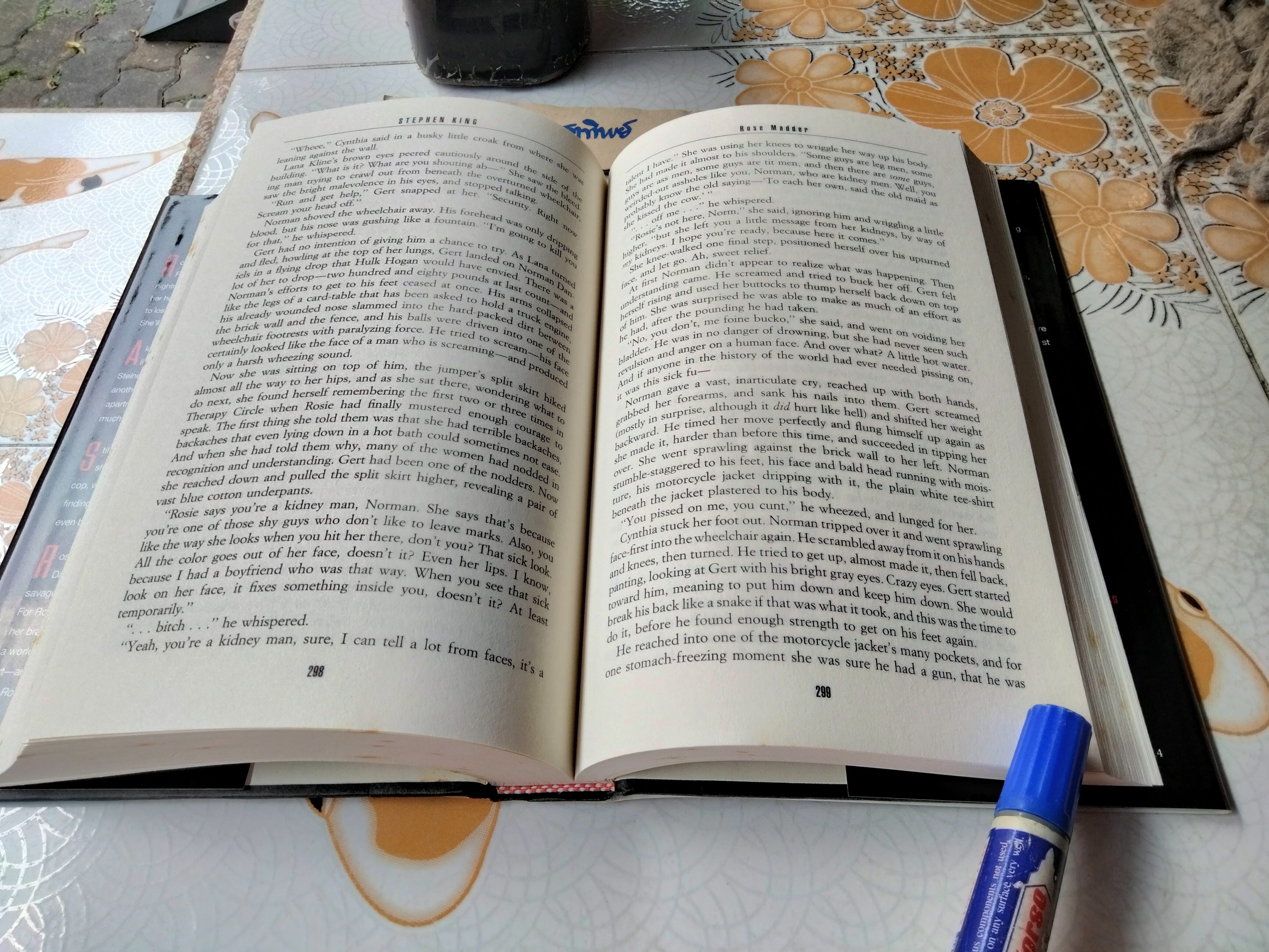 Rose Madder (ฉบับภาษาอังกฤษ) โดย Stephen King จัดพิมพ์โดย Viking ในปี 1995