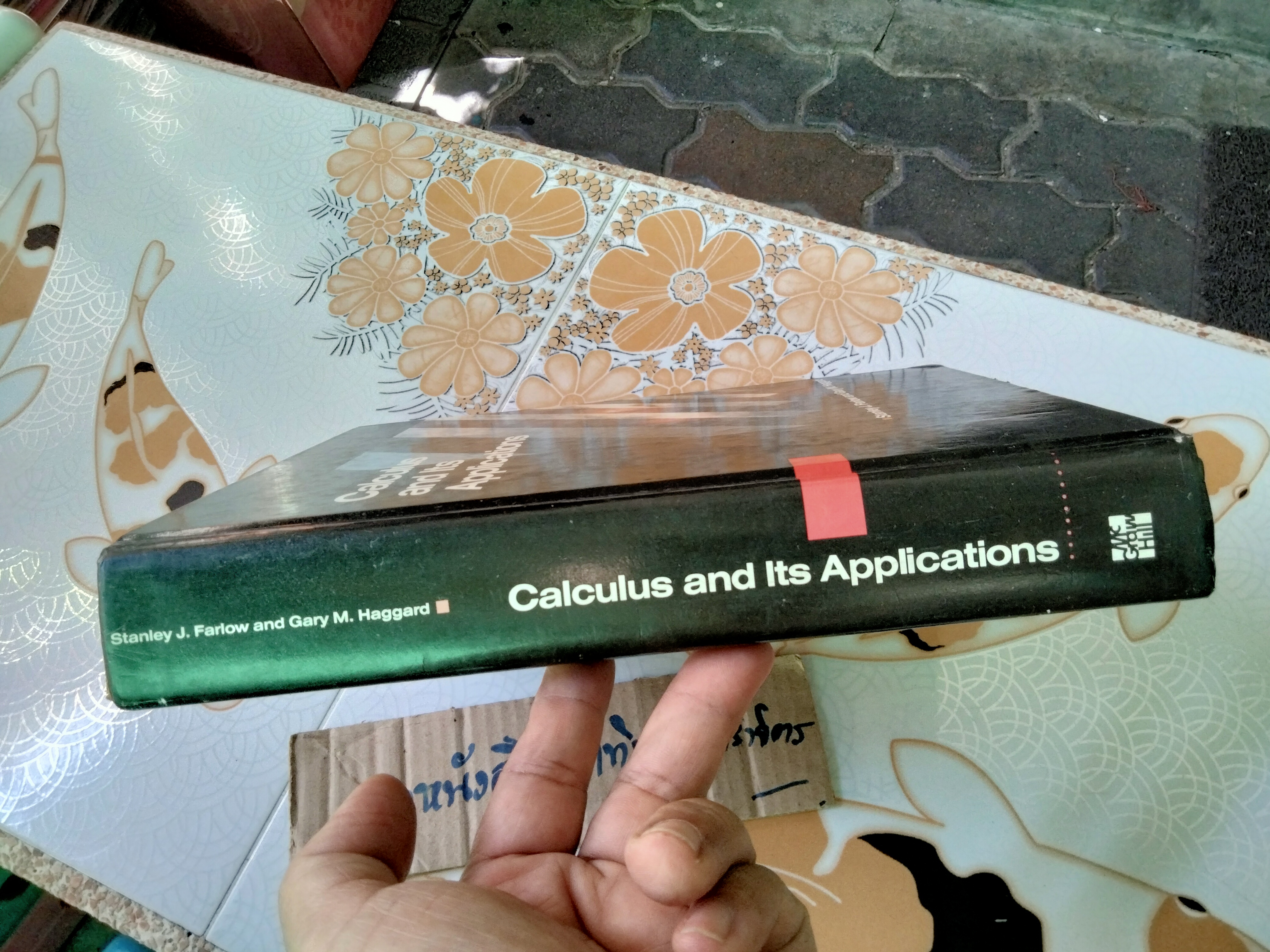 Calculus and Its Applications, Stanley J. Farlow and Gary M. Haggard. (สันหนังสือด้านล่างมีรอยแหว่งเล็กน้อย)