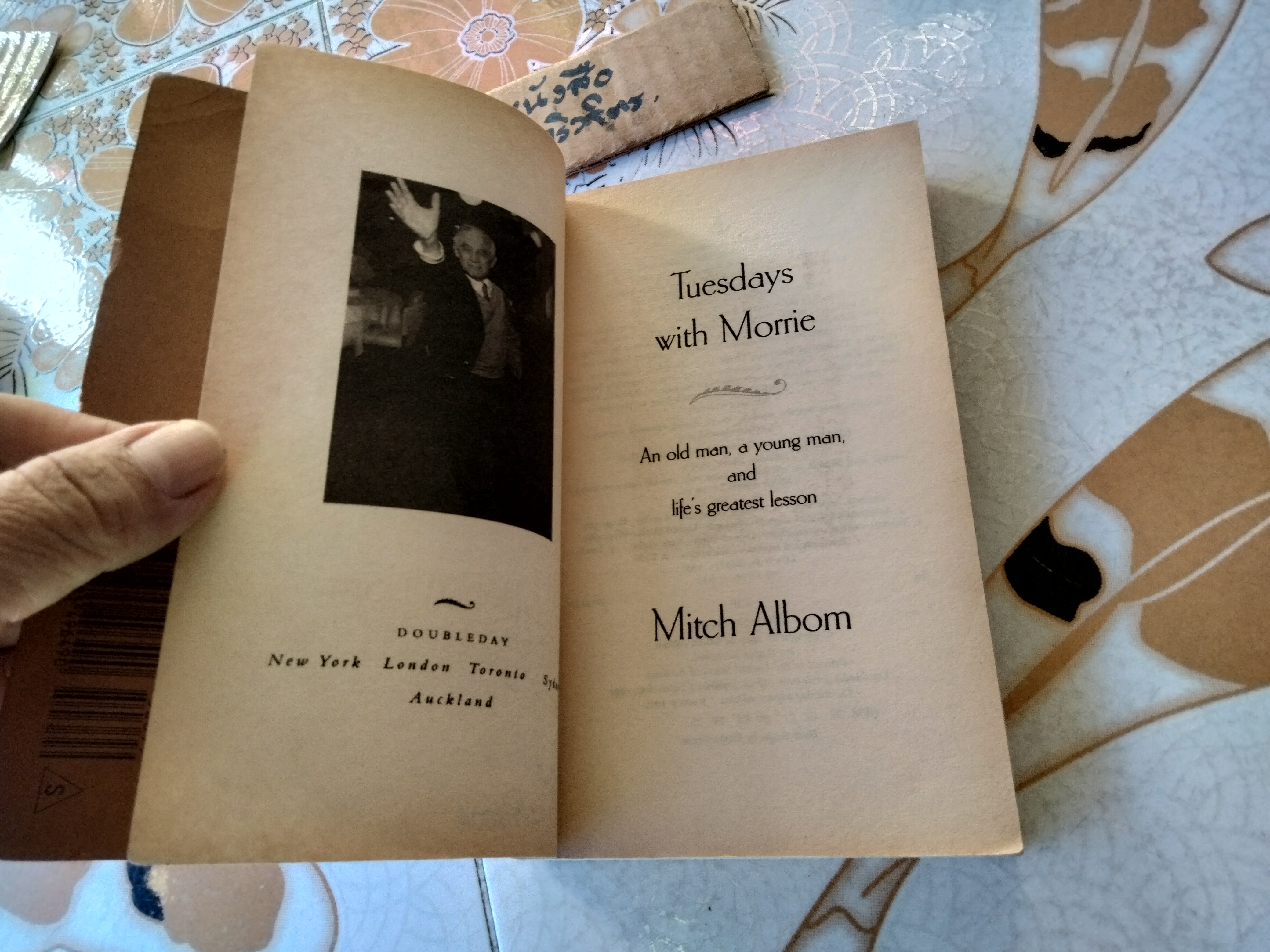 Tuesdays with Morrie - Mitch Albom (ปกอ่อน - ฉบับภาษาอังกฤษ)