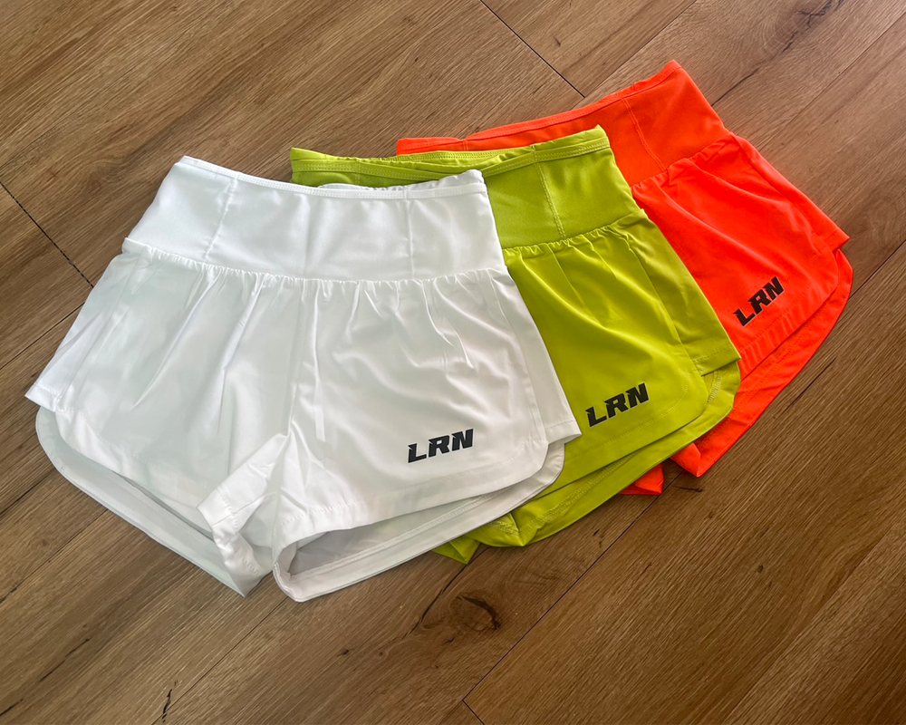 กางเกงวิ่งเทรล 2.5" ผู้หญิง กางเกงวิ่งมาราธอนผู้หญิง มีกระเป๋าใส่ของได้รอบเอว (G16)