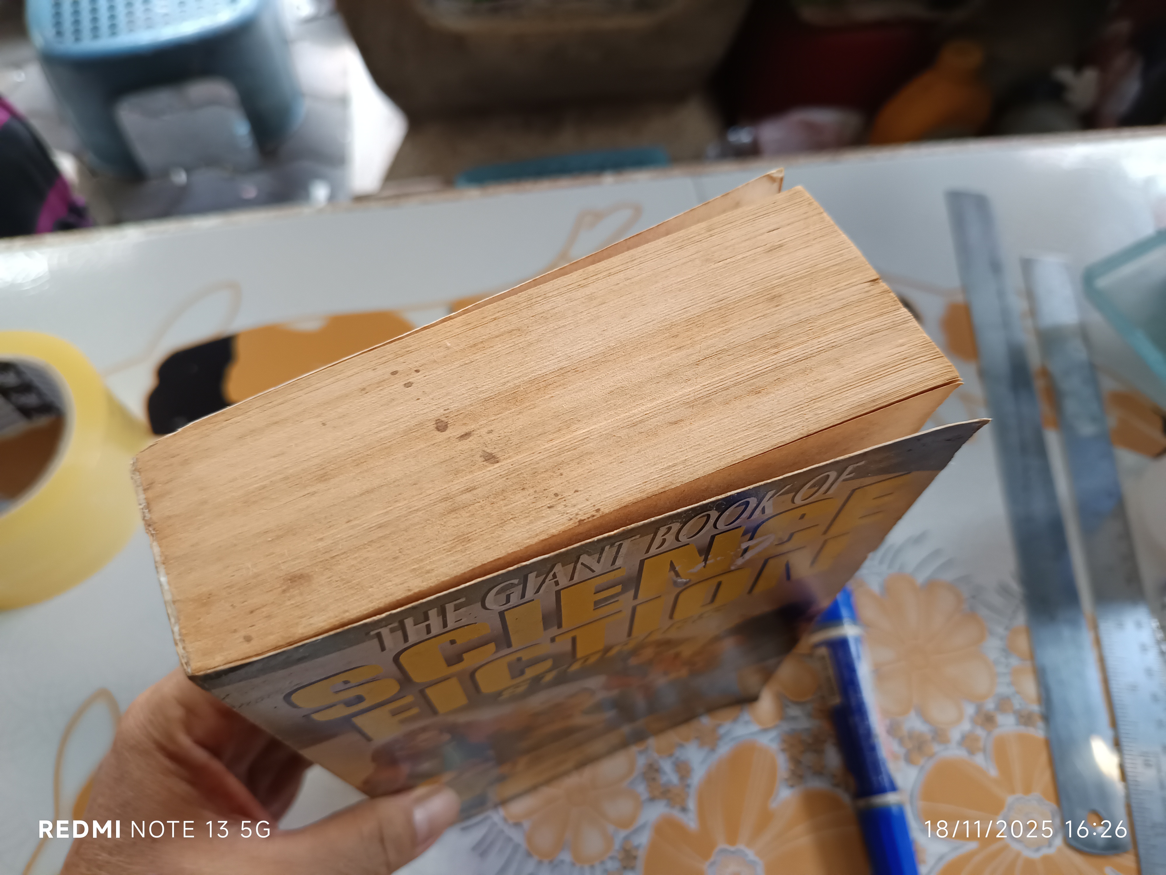 The Giant Book of Science Fiction Stories Edited by Isaac Asimov ,Magpie Books in 1992 (หนังสือมีคราบน้ำ)