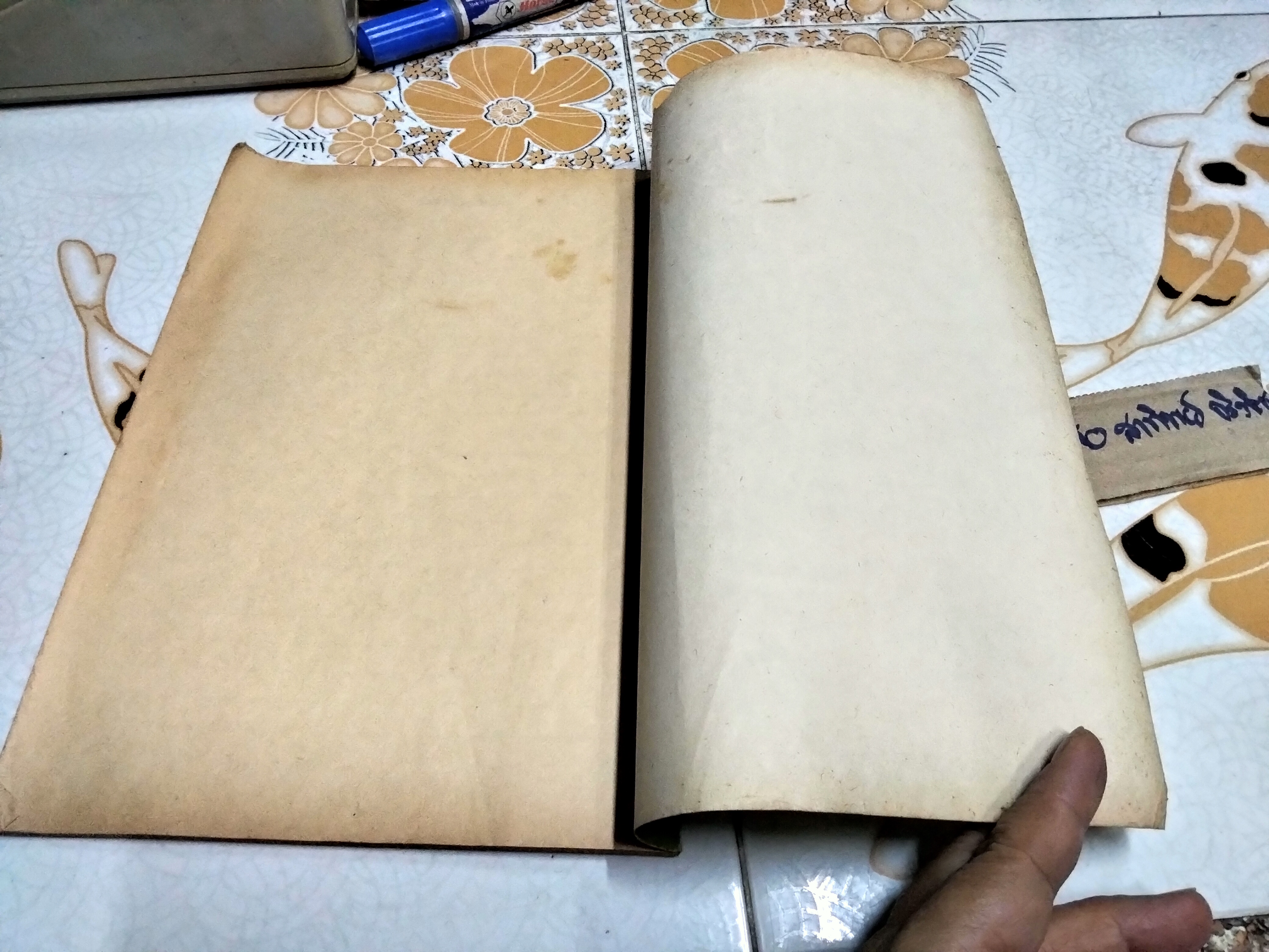 หนังสือแบบเรียนเก่า - จริยศึกษา สำหรับชั้นประถมศึกษาปีที่ 6 แบบฝึกหัด กลุ่มสร้างเสริมลักษณะนิสัย จัดพิมพ์โดย สำนักมิสซังคาทอลิกกรุงเทพ พ.ศ. 2526