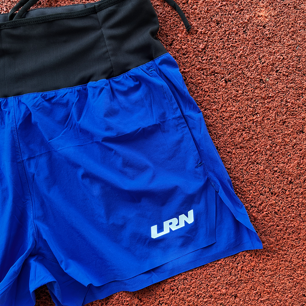 กางเกงวิ่งขาสั้น วิ่งมาราธอน วิ่งเทรล 3" ใส่สบาย มีกระเป๋าใส่ของที่รอบเอว ไม่มีซับใน โลโก้เรืองแสง (F03)