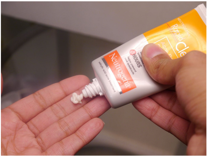 (Pre Order) Neutrogena® Rapid Clear Acne Defense Face Lotion 50ml โลชั่นบำรุงหน้าเนื้อบางเบา ลดสิว