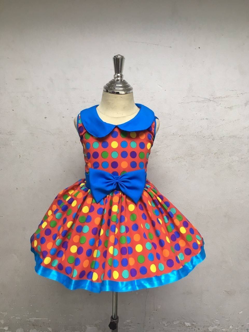 ชุดสาวน้อยลายจุด