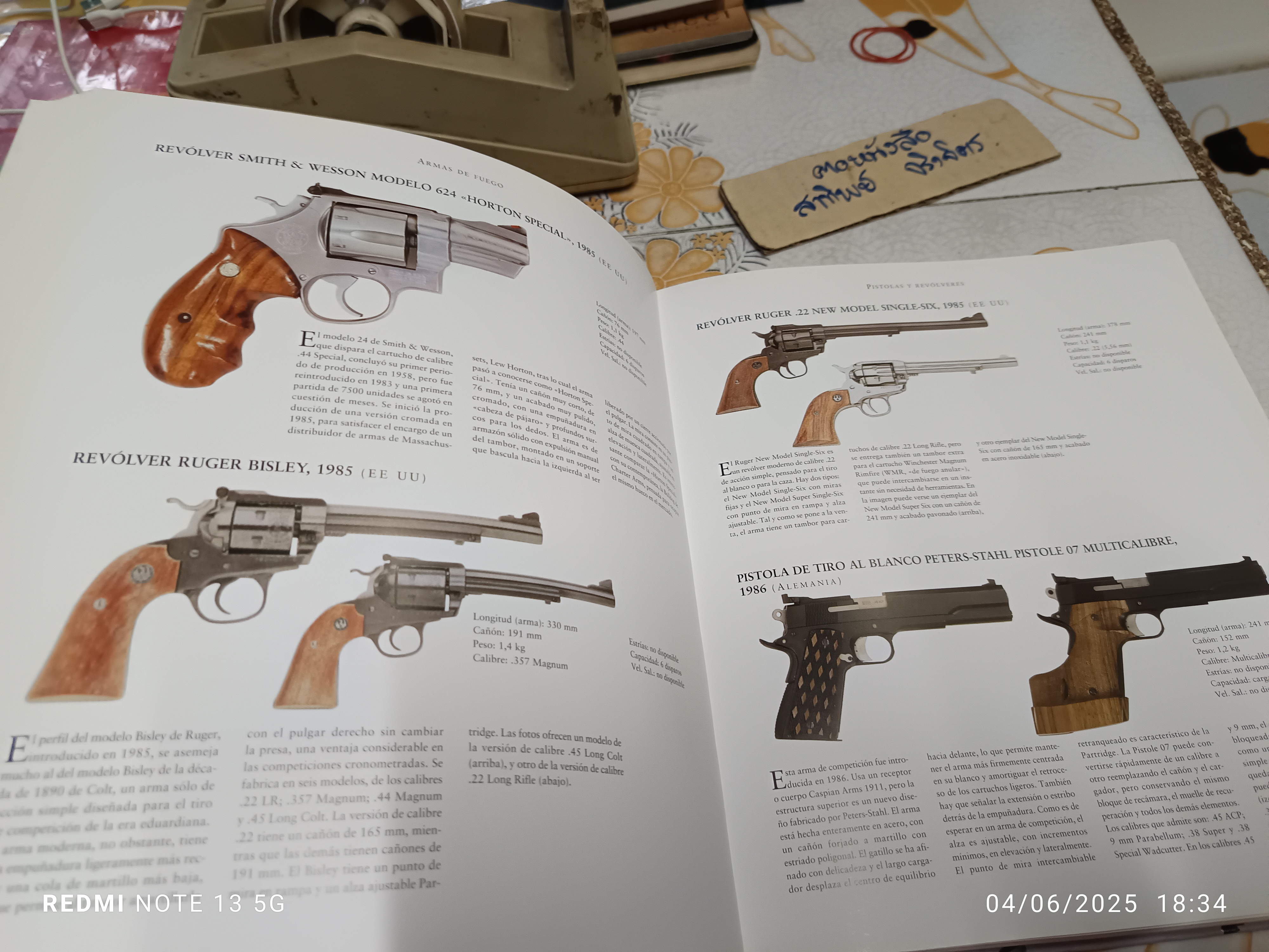 Atlas ilustrado de armas de fuego ; Language. Spanish / ประวัติปืน ความรู้เรื่องปืน (ภาษาสเปน)