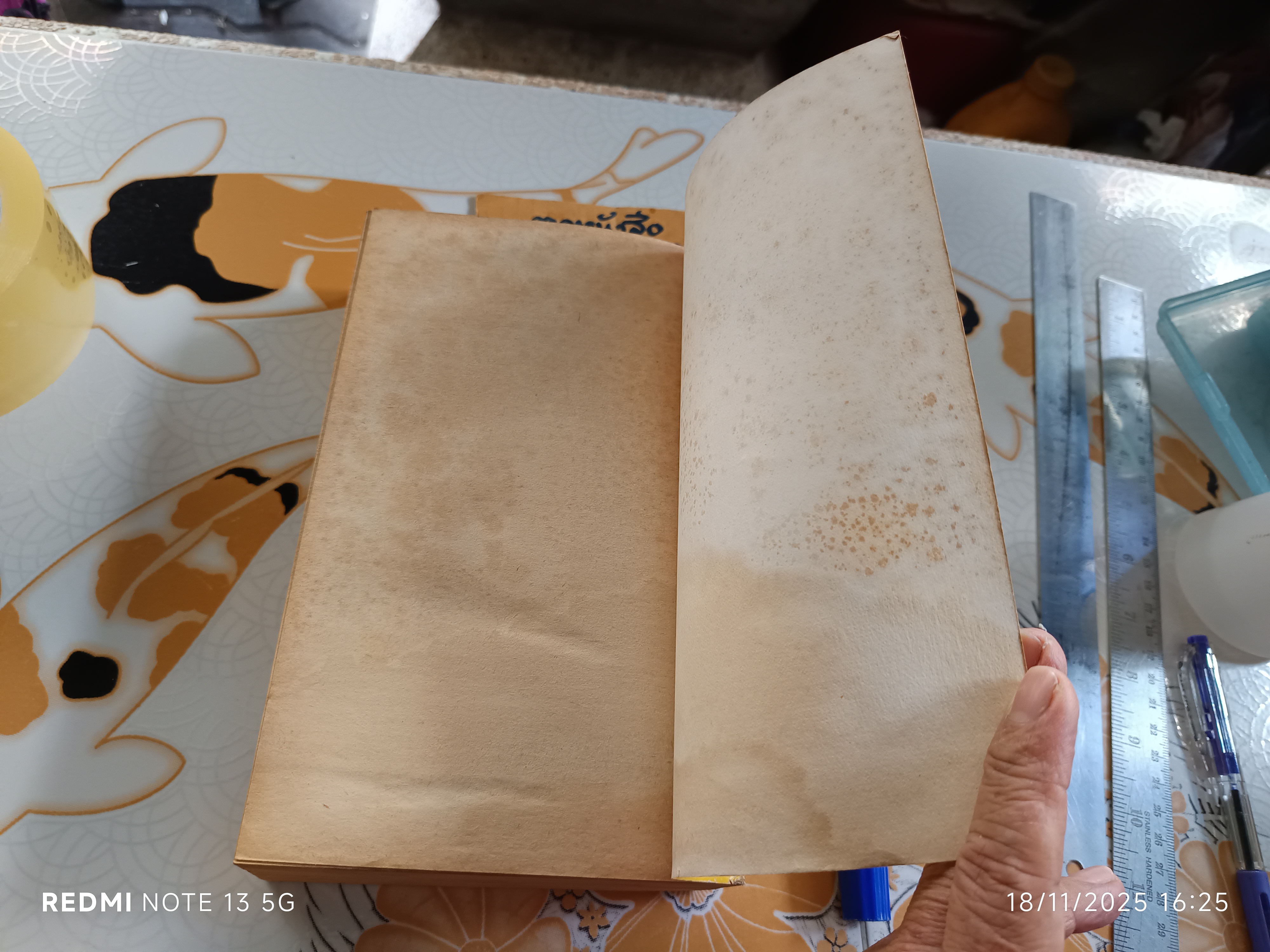 The Giant Book of Science Fiction Stories Edited by Isaac Asimov ,Magpie Books in 1992 (หนังสือมีคราบน้ำ)