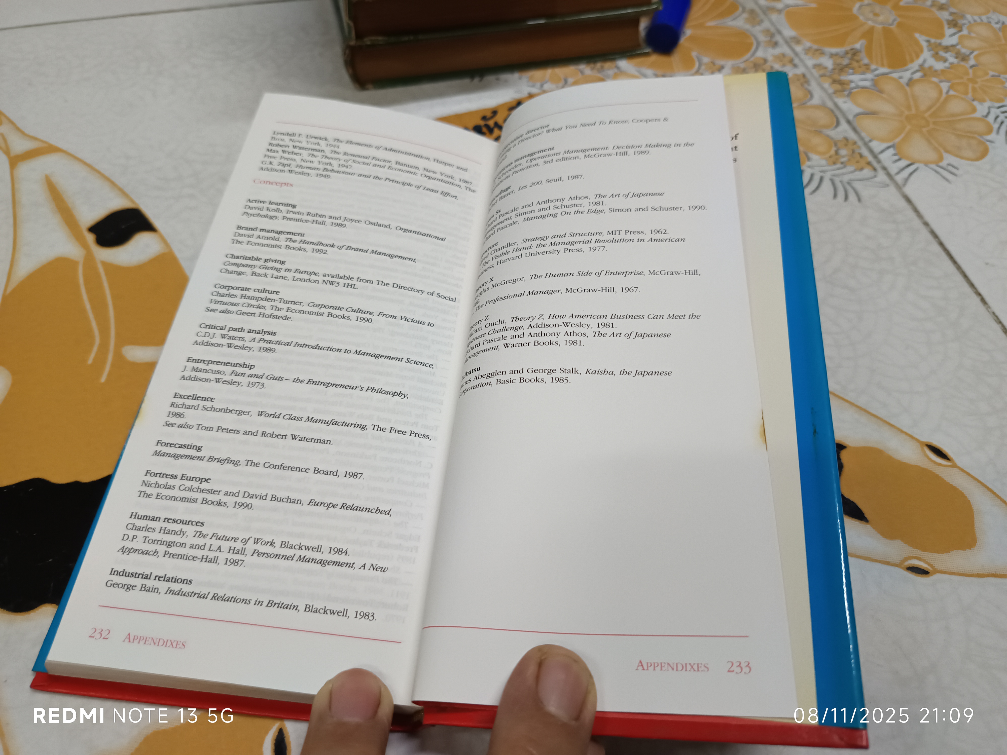 Pocket MBA The essentials of management thinking and theory from A to Z จัดพิมพ์โดย The Economist Books ปี 1992