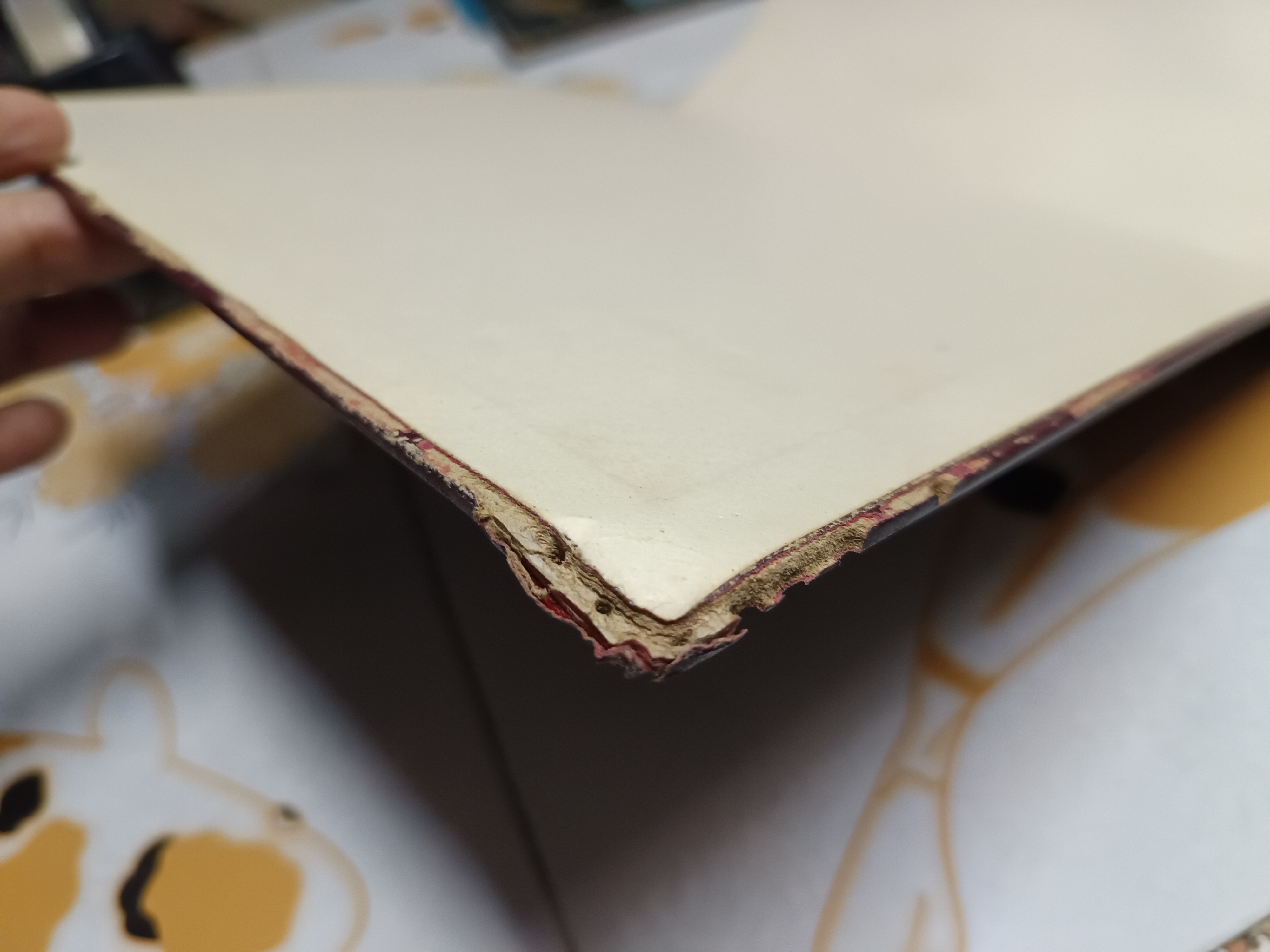 สมุดภาพเหตุการณ์สำคัญของกรุงรัตนโกสินทร์ พิมพ์เป็นที่ระลึกเนื่องในโอกาสสมโภชกรุงรัตนโกสินทร์ 200 ปี , พ.ศ. 2525 ** มีรอยปลวกกินขอบปก (ตามรูป) ไม่กระทบเนื้อหา