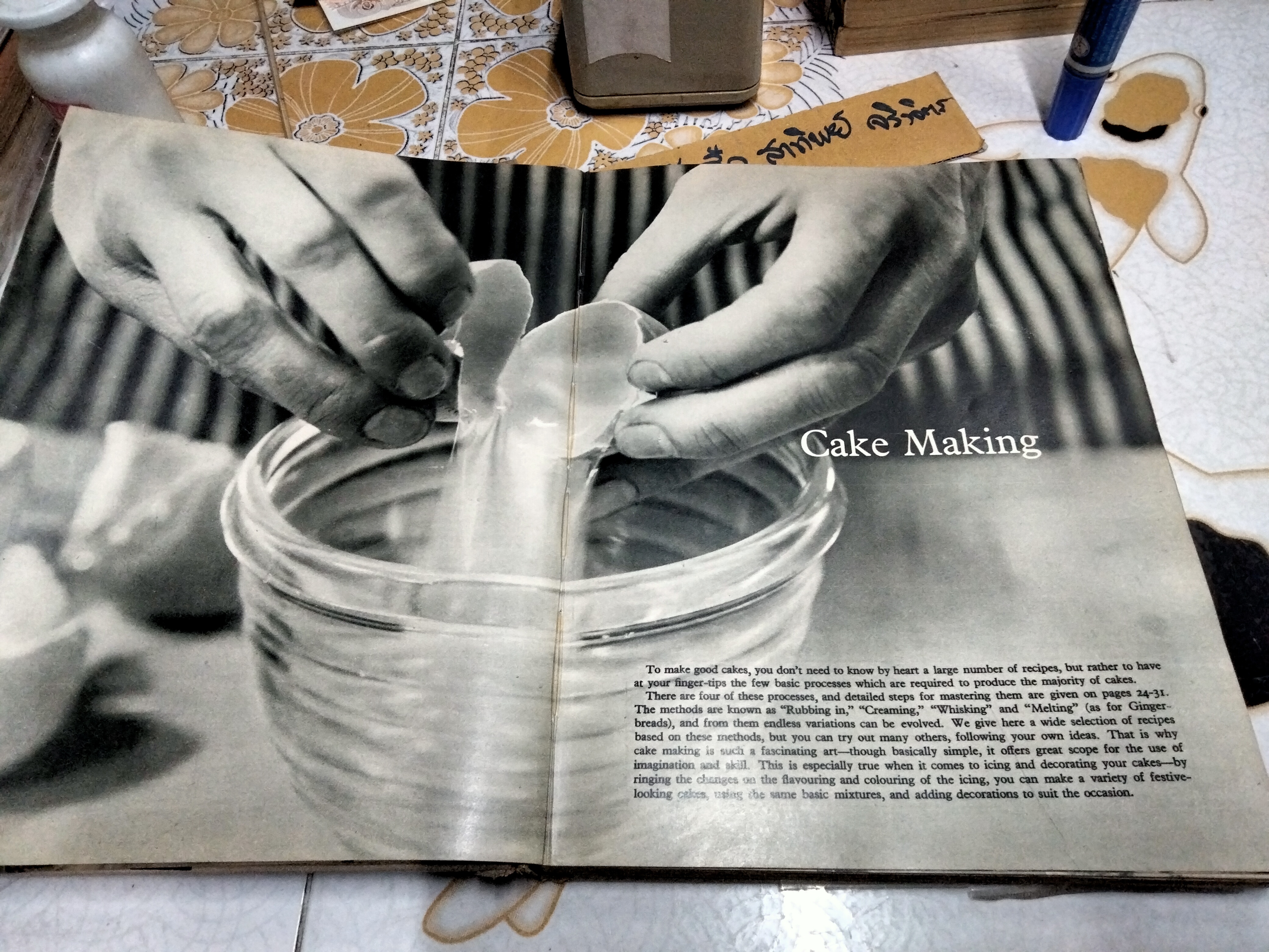 GOOD HOUSEKEEPING'S - CAKES & PASTIES FIRST PUBLISHED 1960, LOOK VINTAGE **สินค้าหมด**