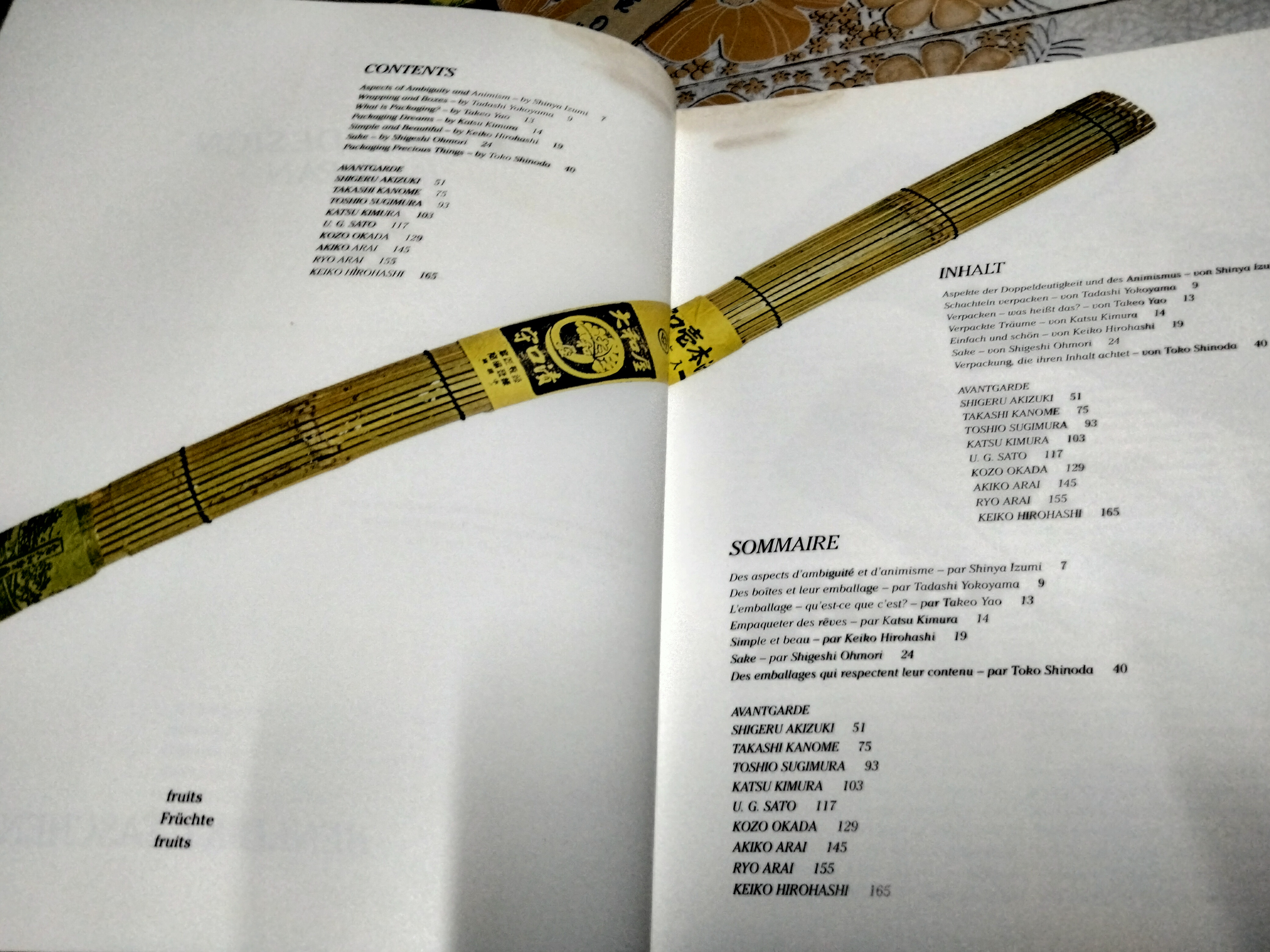 PACKAGE DESIGN IN JAPAN การออกแบบบรรจุภัณฑ์ในญี่ปุ่น Benedikt Taschen 1993 , พิมพ์ 3 ภาษา อังกฤษ เยอรมัน ฝรั่งเศส (มีตำหนิ)