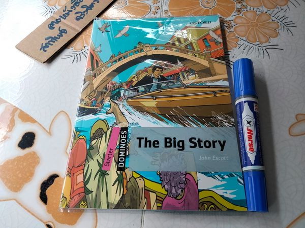 The Big Story + cd by John Escott DOMINOES Starter , Oxford (หนังสืออ่านนอกเวลาภาษาอังกฤษ)