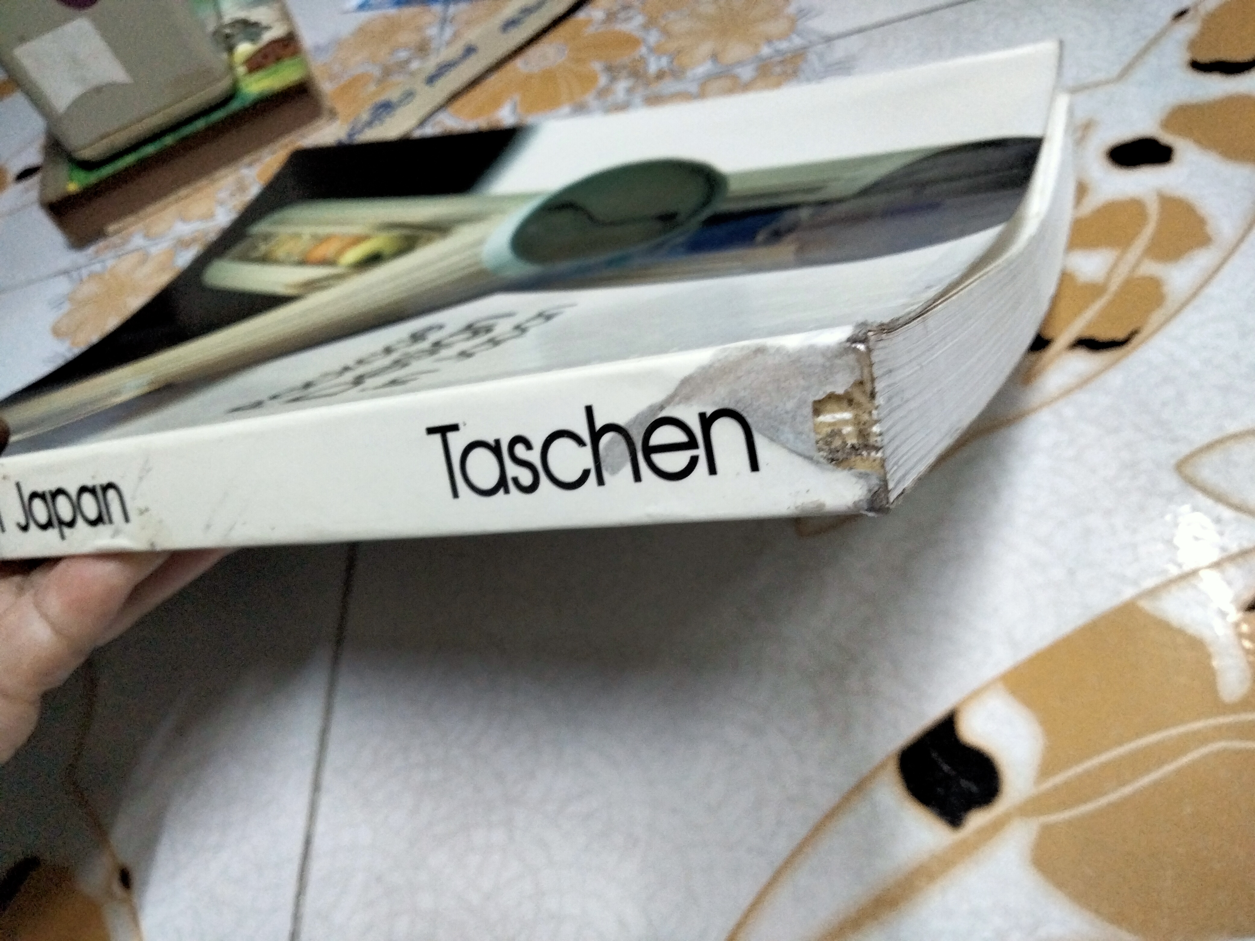 PACKAGE DESIGN IN JAPAN การออกแบบบรรจุภัณฑ์ในญี่ปุ่น Benedikt Taschen 1993 , พิมพ์ 3 ภาษา อังกฤษ เยอรมัน ฝรั่งเศส (มีตำหนิ)