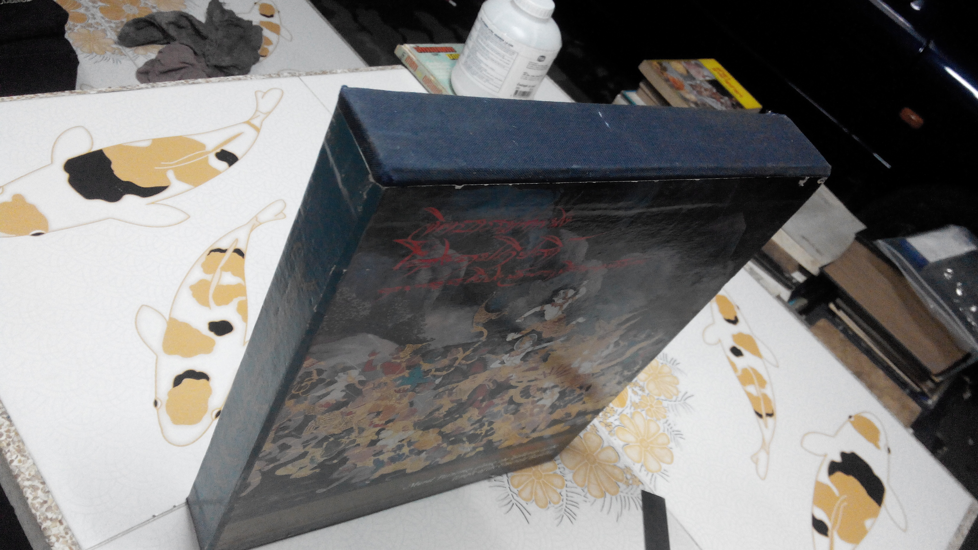 จิตรกรรมฝาผนังเรื่องรามเกียรติ์ รอบพระระเบียง วัดพระศรีรัตนศาสดาราม ( The Ramayana - Mural paintings along the galleries of the temple of The Emerald Budha ) หนังสือปกแข็ง มีใบหุ้มปก พร้อมกล่อง