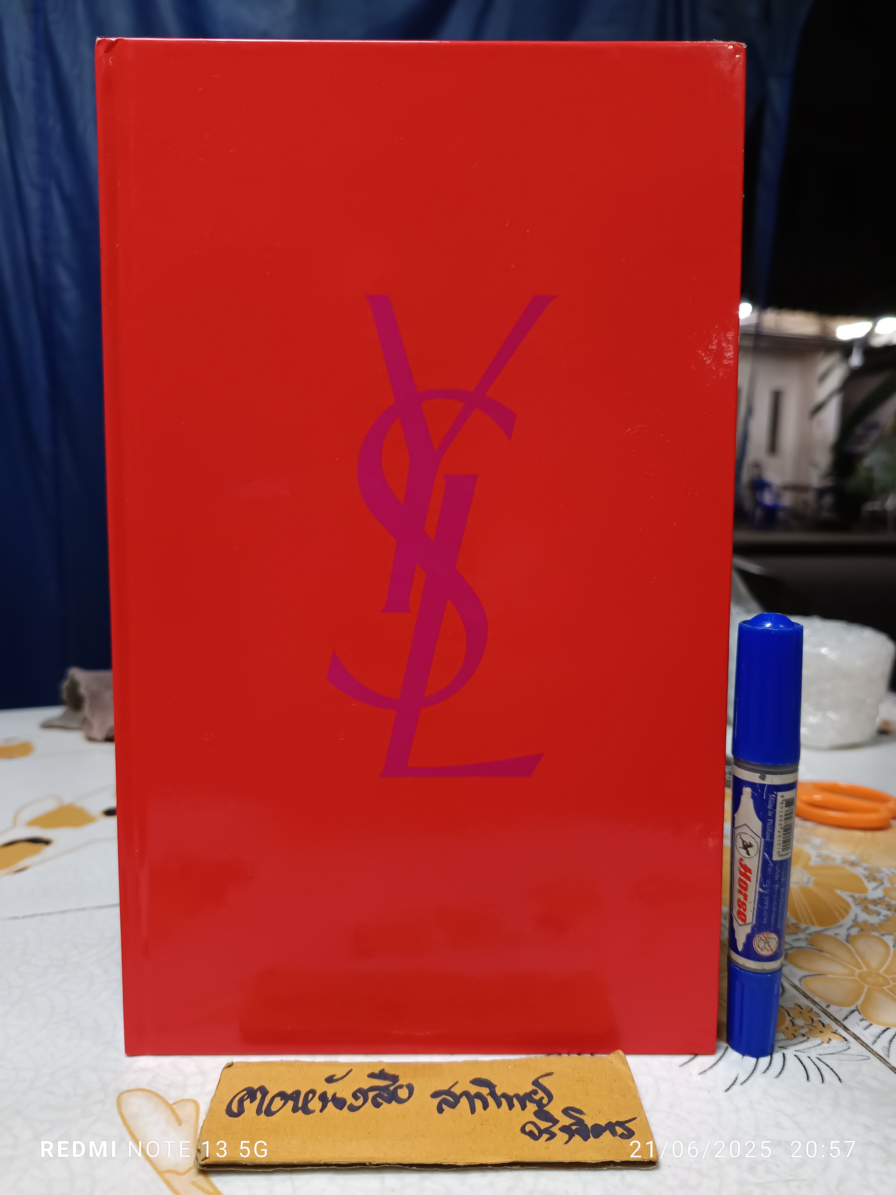 หนังสือประวัติศาสตร์ Yves Saint Laurent พิมพ์ปี 2011 France